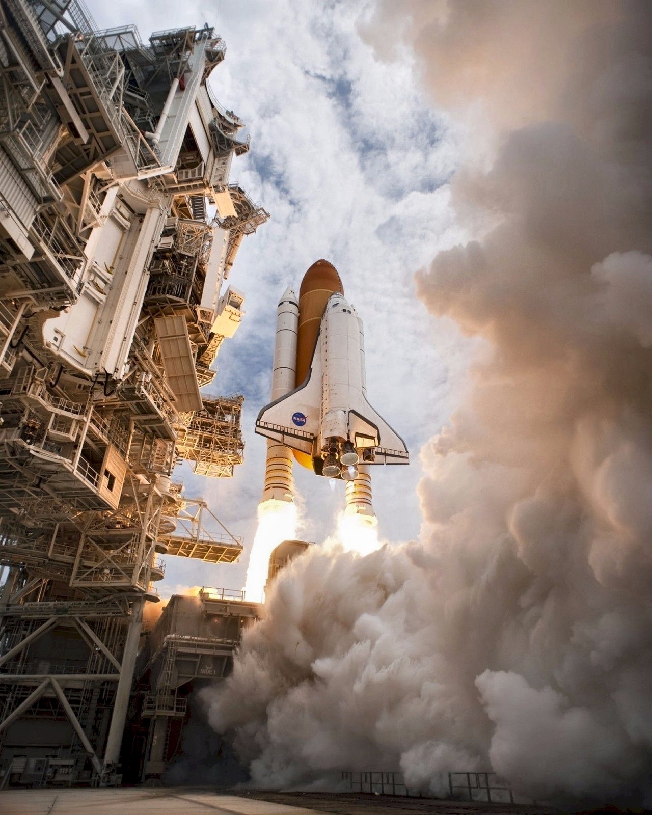 2011 SPACE SHUTTLE ATLANTIS LAST MISSION LAUNCH PHOTO  (168-o)
