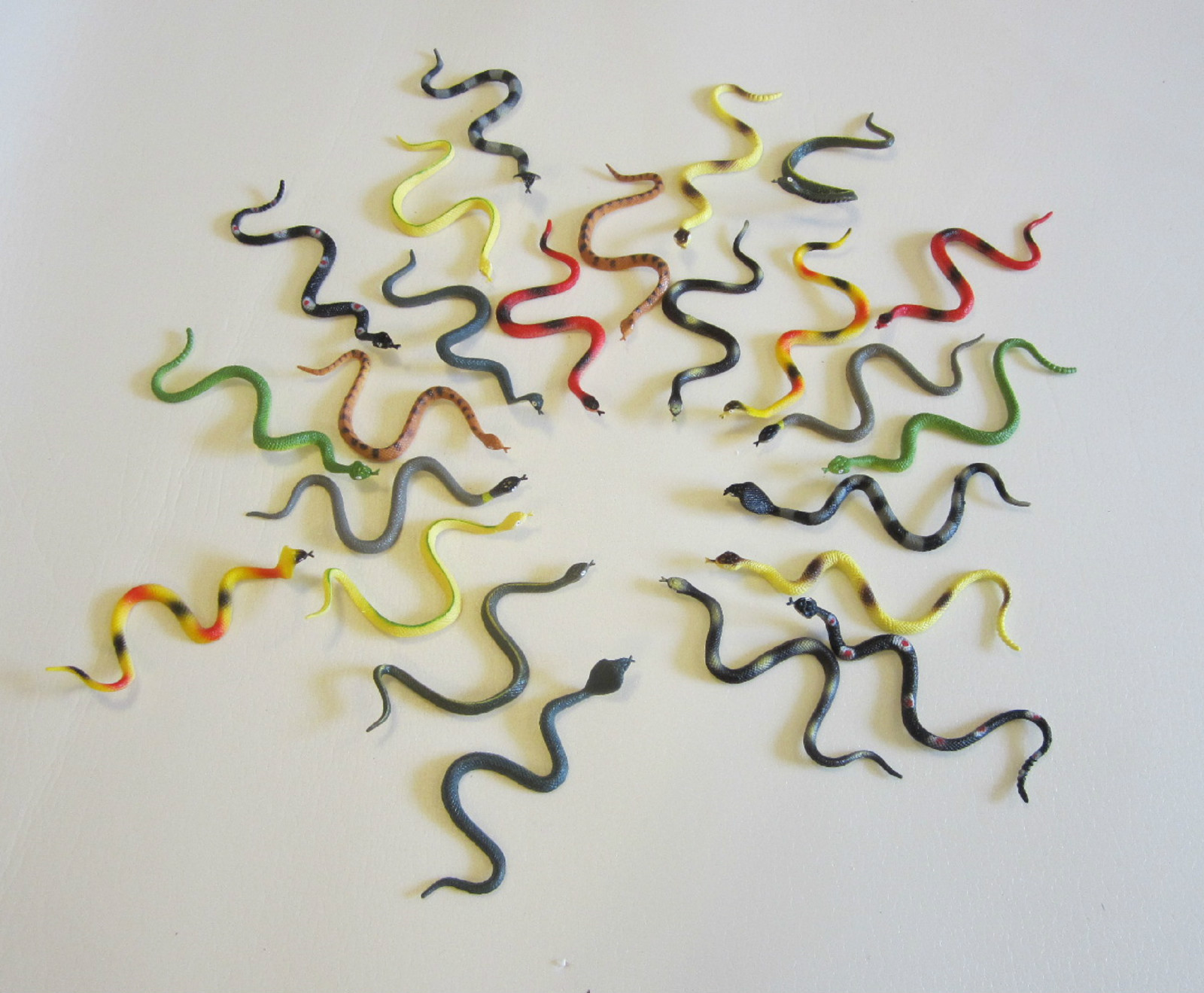 40 RAIN FOREST RUBBER SNAKES 6" TOY REPTILE FAKE PRETEND JUNGLE SNAKE GAG GIFT