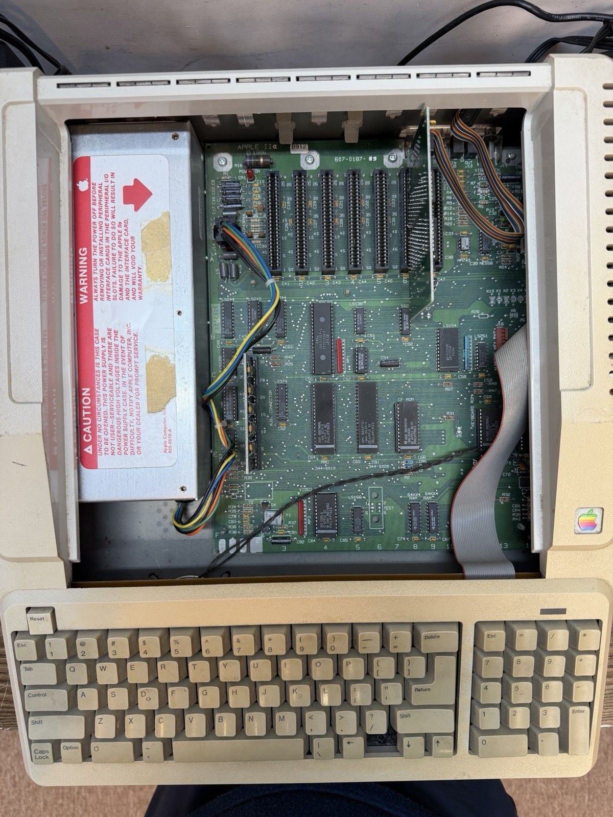 VINTAGE APPLE IIE PLATINUM WORKS WITH DISK CONTROLLER AND DRIVE MISSING KEY