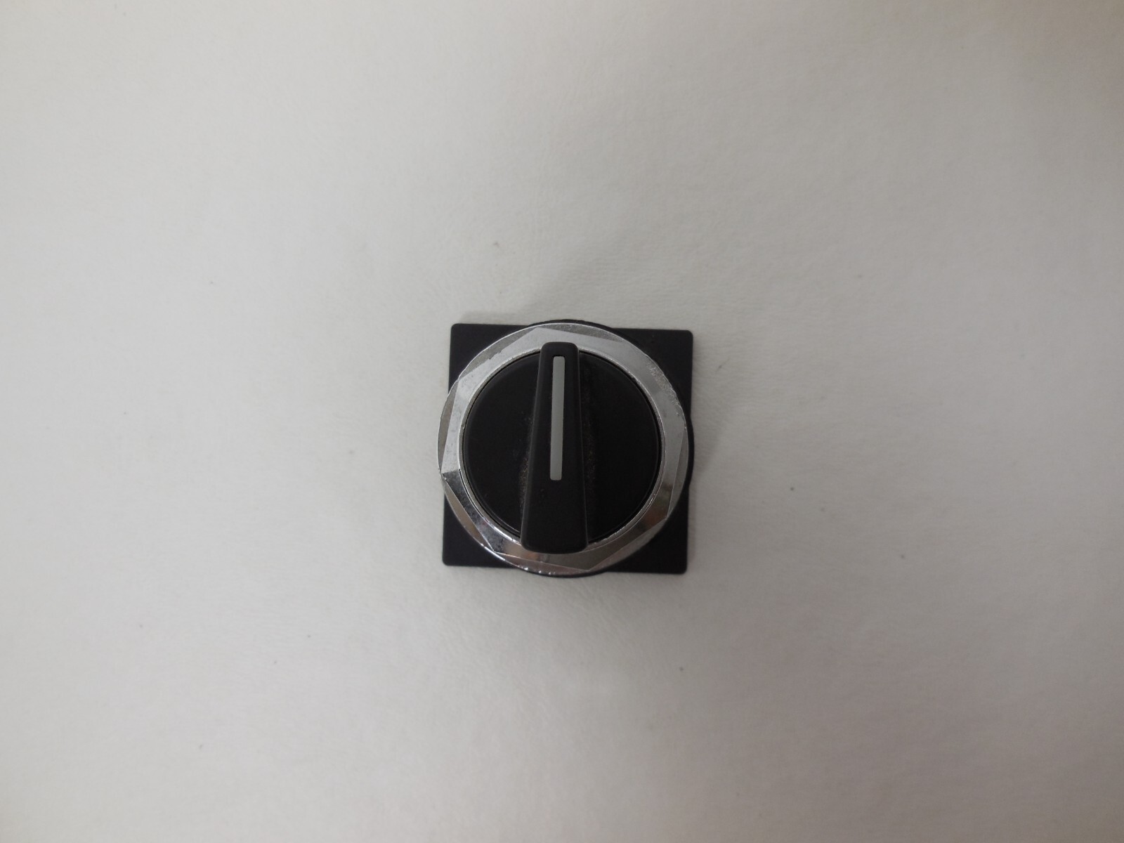 GE 3-Position selector switch with spring return - Pre-Owned