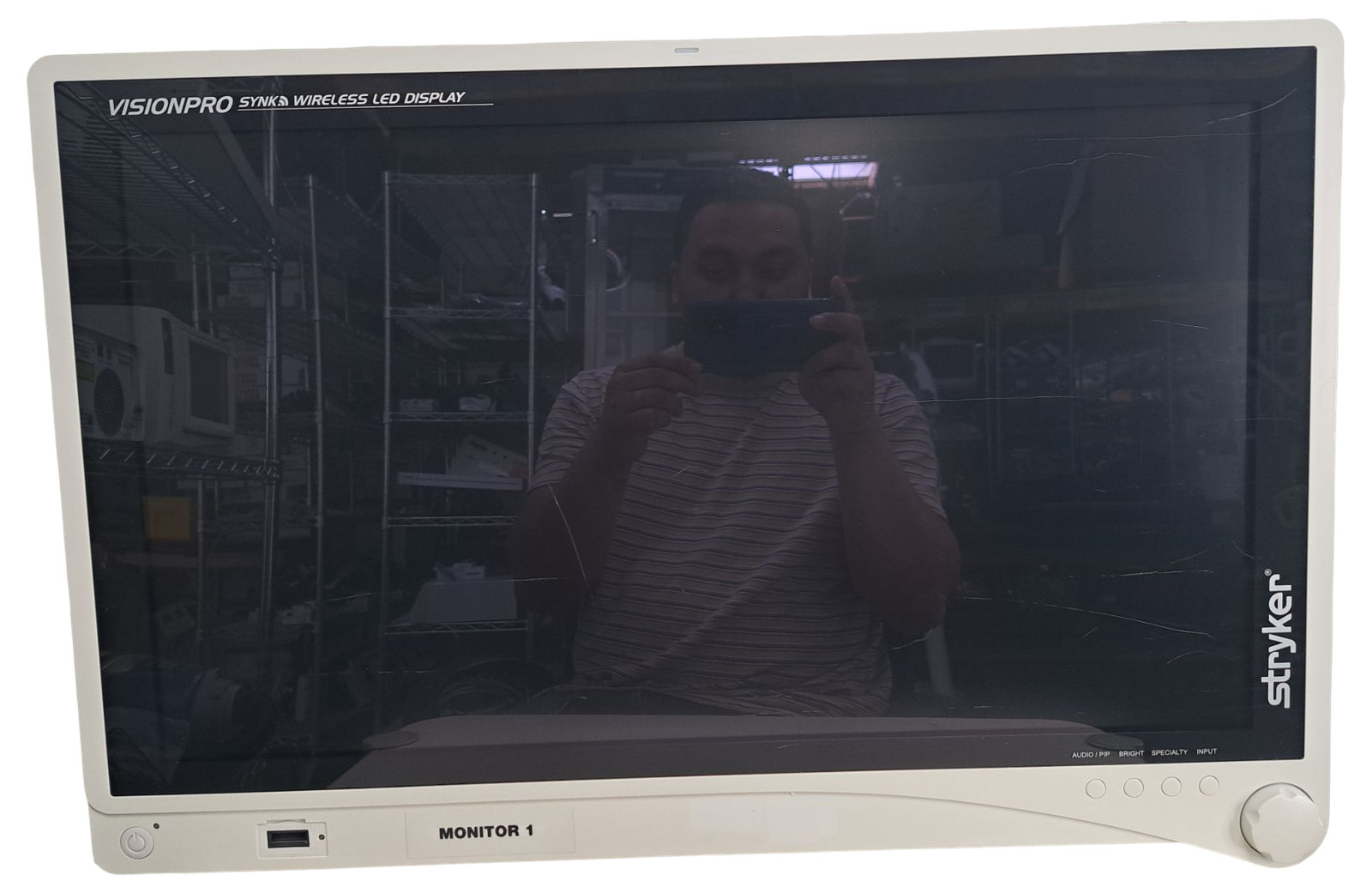 STRYKER 26" VISIONPRO SYNK LED WIRELESS SURGICAL DISPLAY, NO POWER SUPPLY