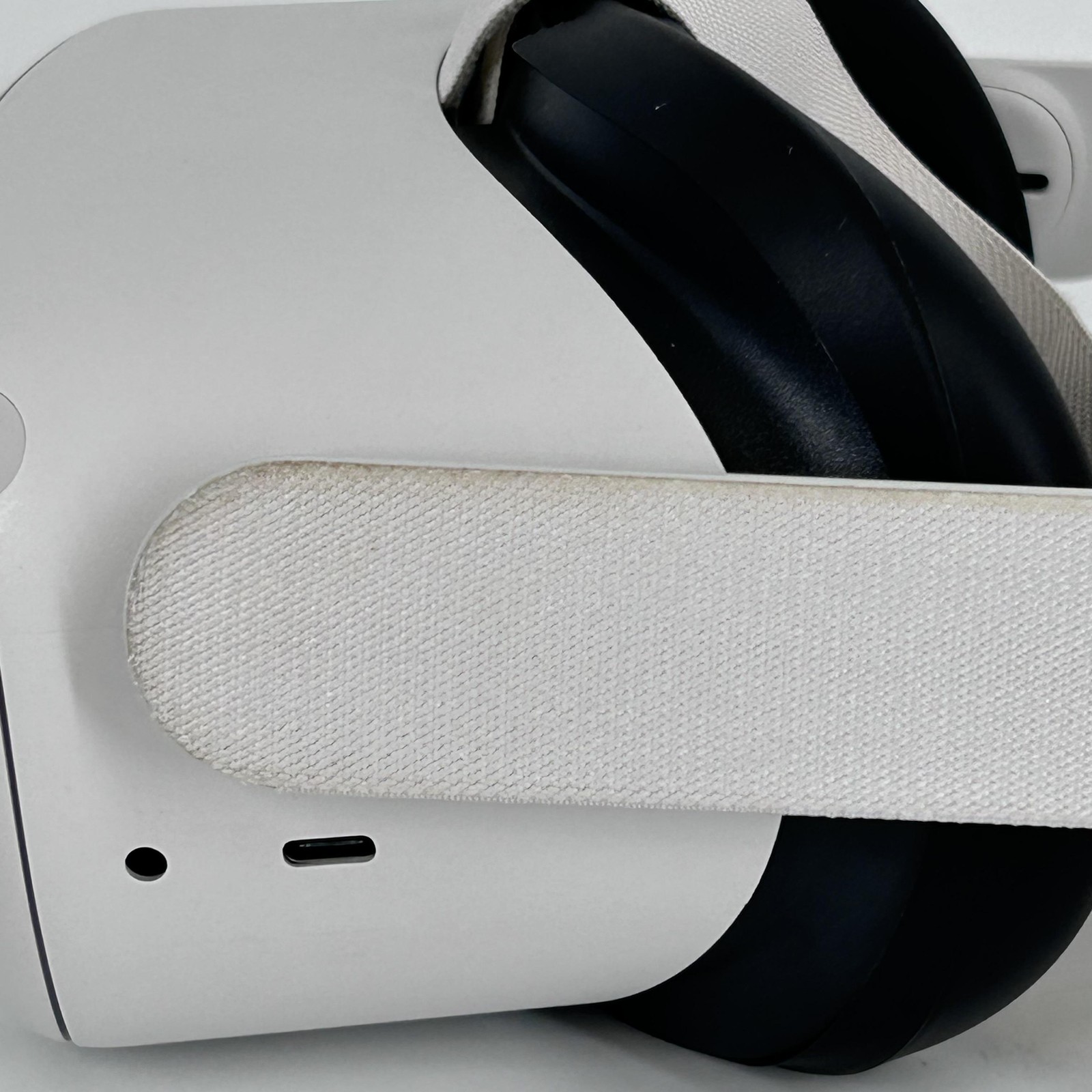 Meta Quest 2 VR Headset 256GB w/ Charger/Controllers/Regular Strap - Very Good