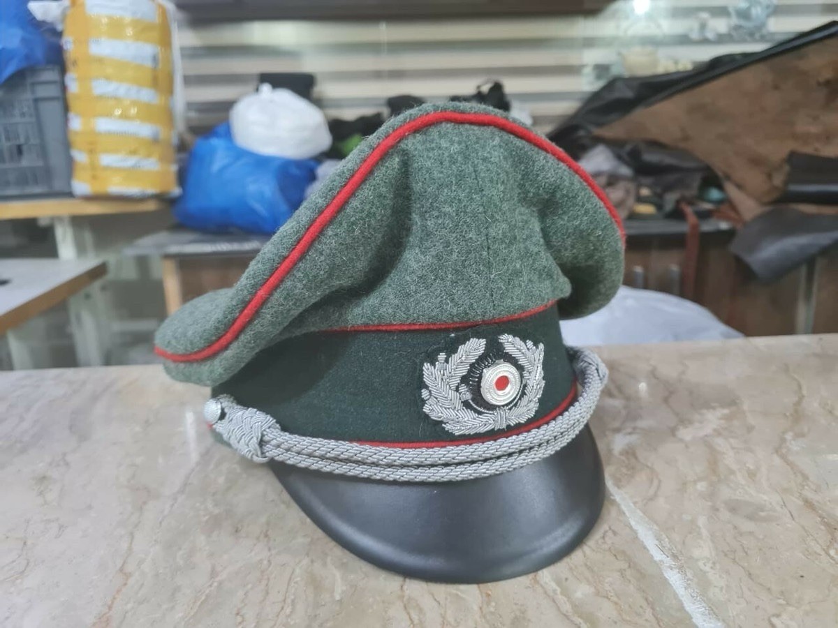 WW2 Wehrmacht Heer Artillery officers visor hat.