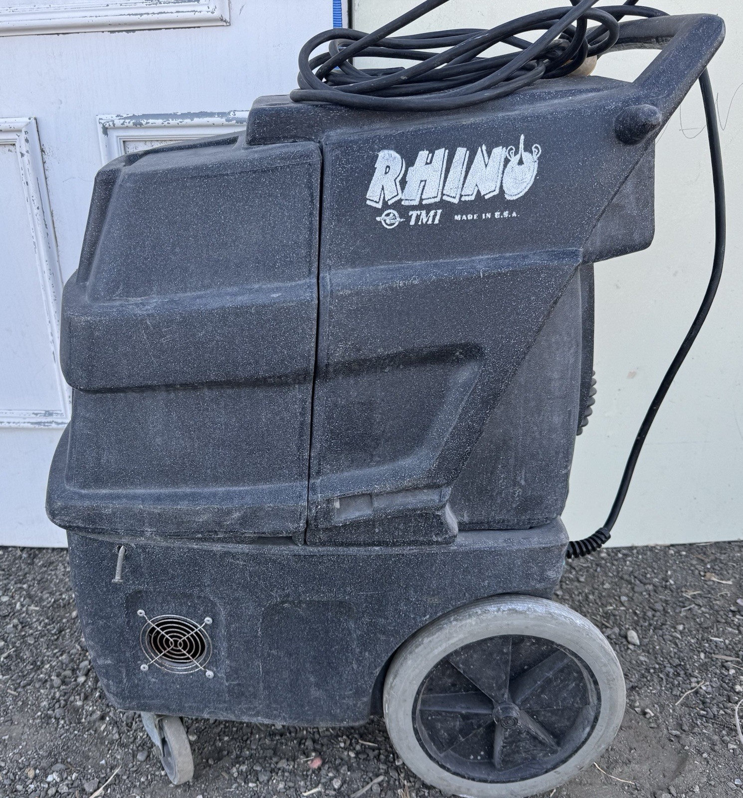 Rhino TMI carpet extractor, model number 2600xkh39