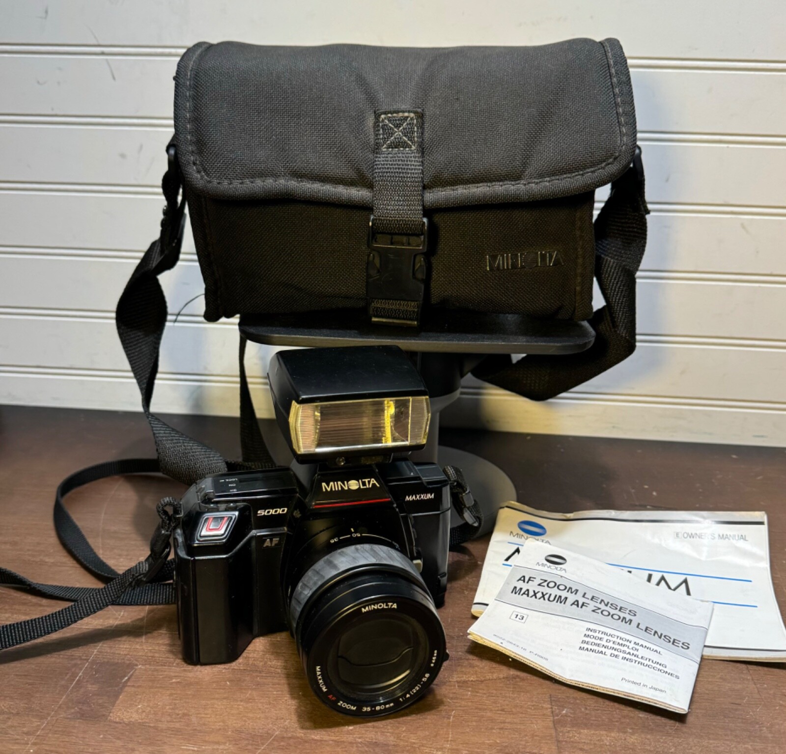 Minolta Maxxum 5000 35mm Camera Black with AF 35-80 Lens & OM2 AF Flash & bag