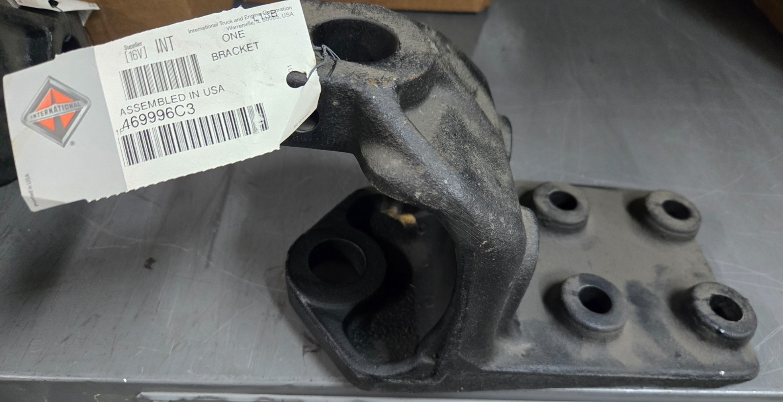 GENUINE NEW OEM INTERNATIONAL FRONT SPRING BRACKET 469996C3