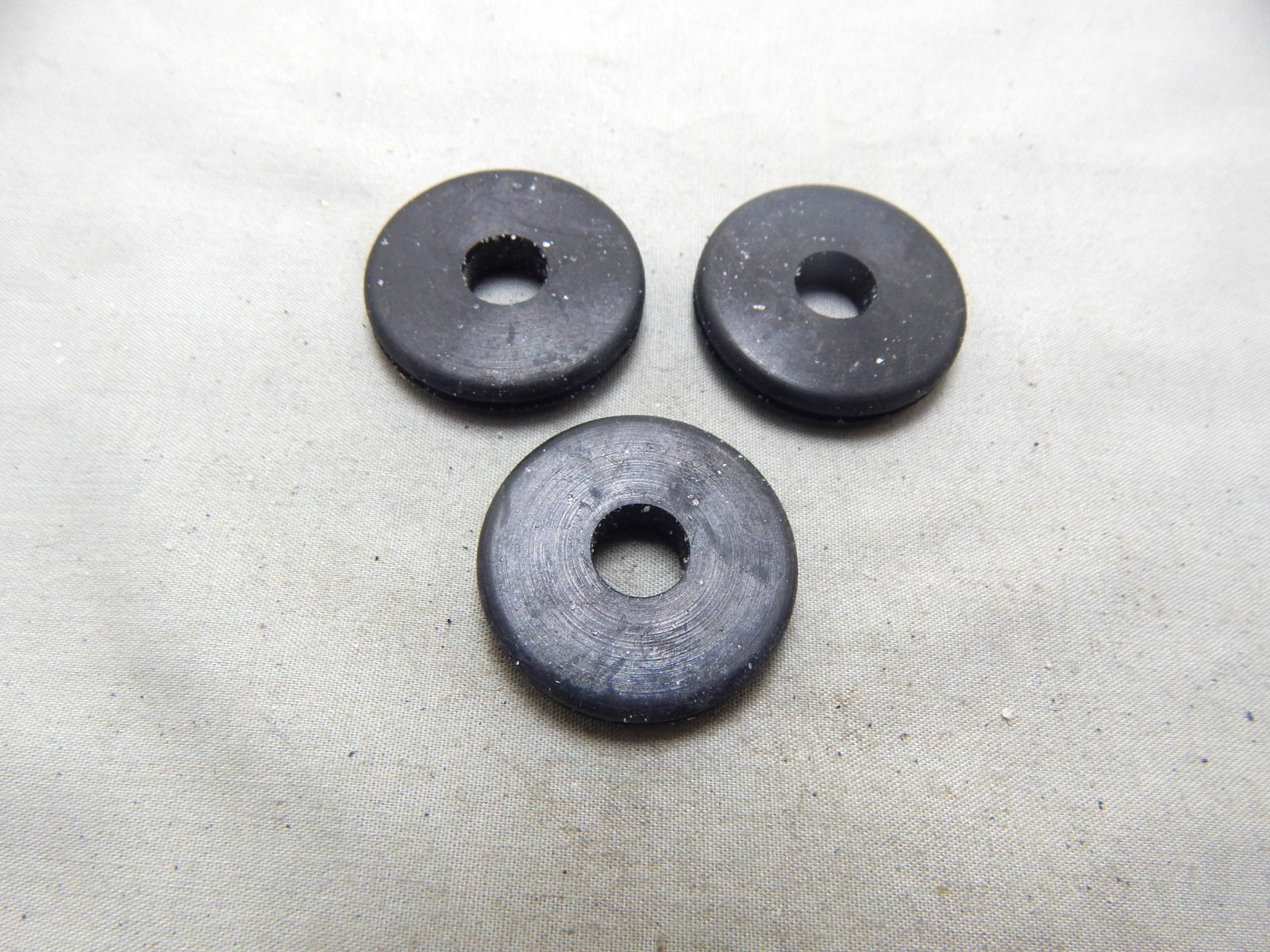 3 / 8"  ID  RUBBER  GROMMETS