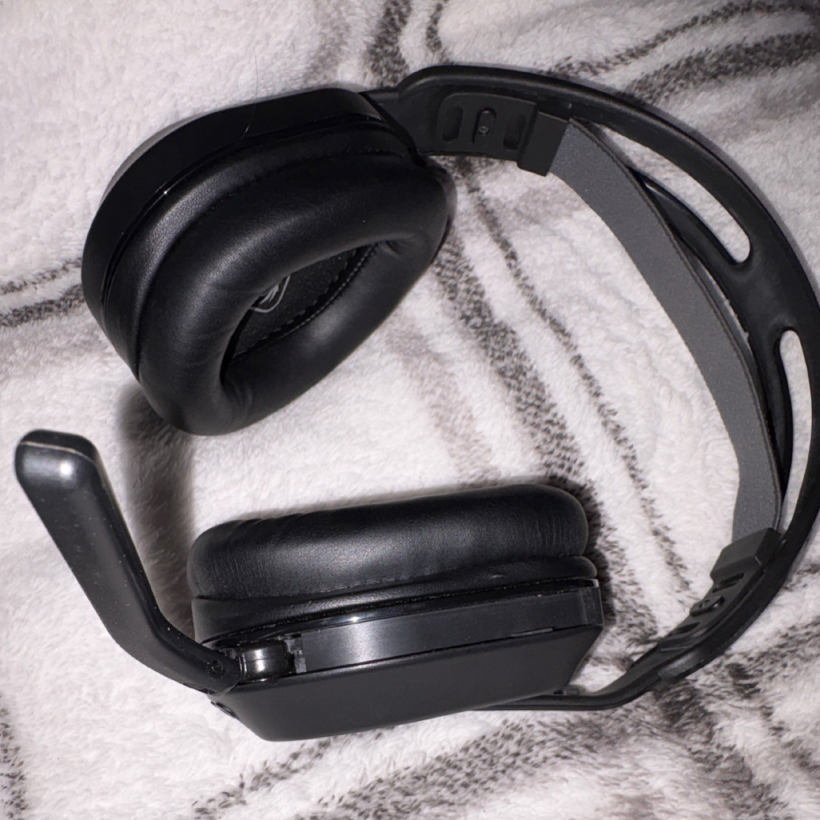 Turtle Beach Black Wireless Bluetooth Over-Ear Gaming Headset with Boom Mic