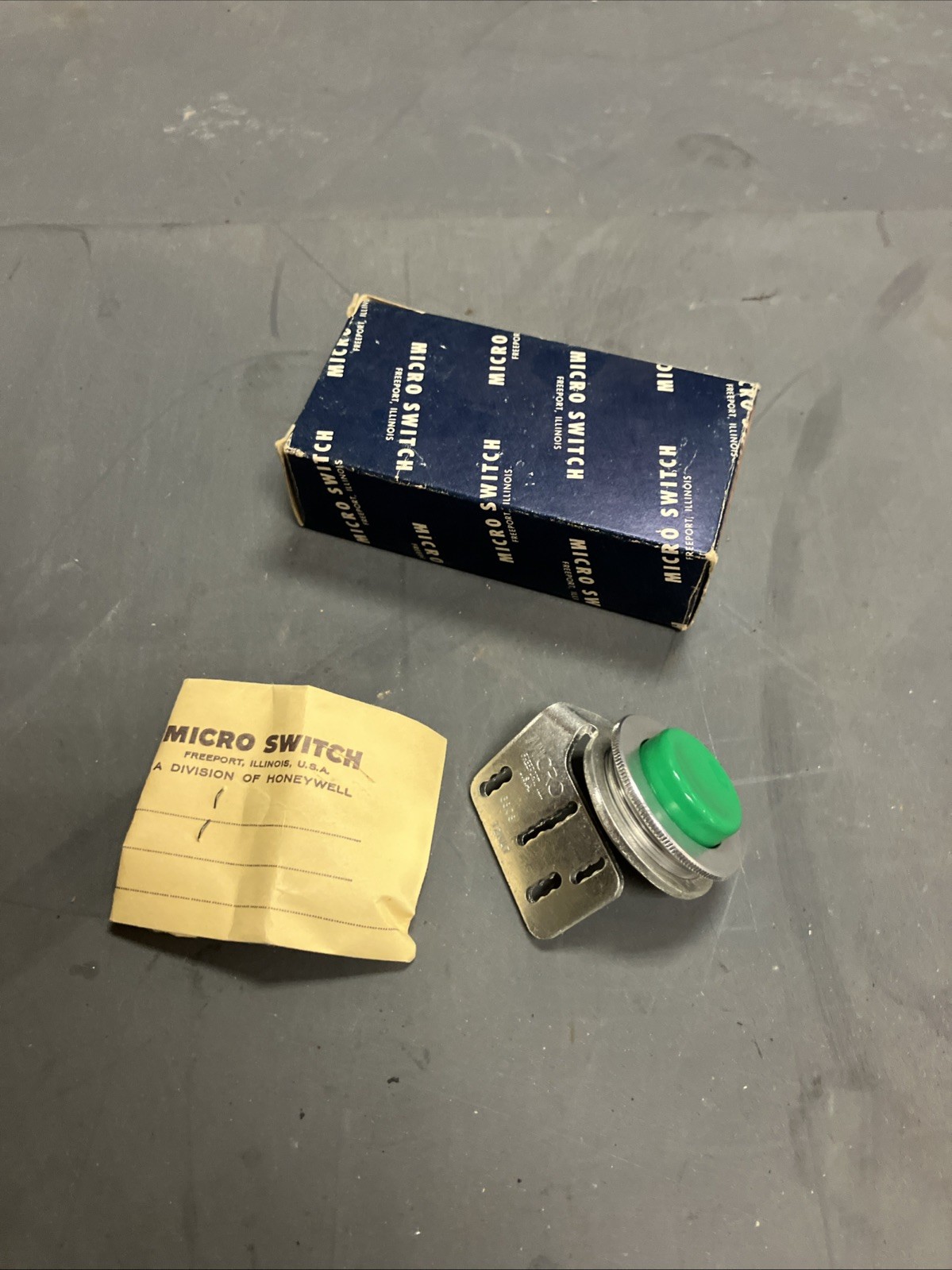 12MA7 Microswitch Honeywell Push Button Switch NOS Green Button Microswitch
