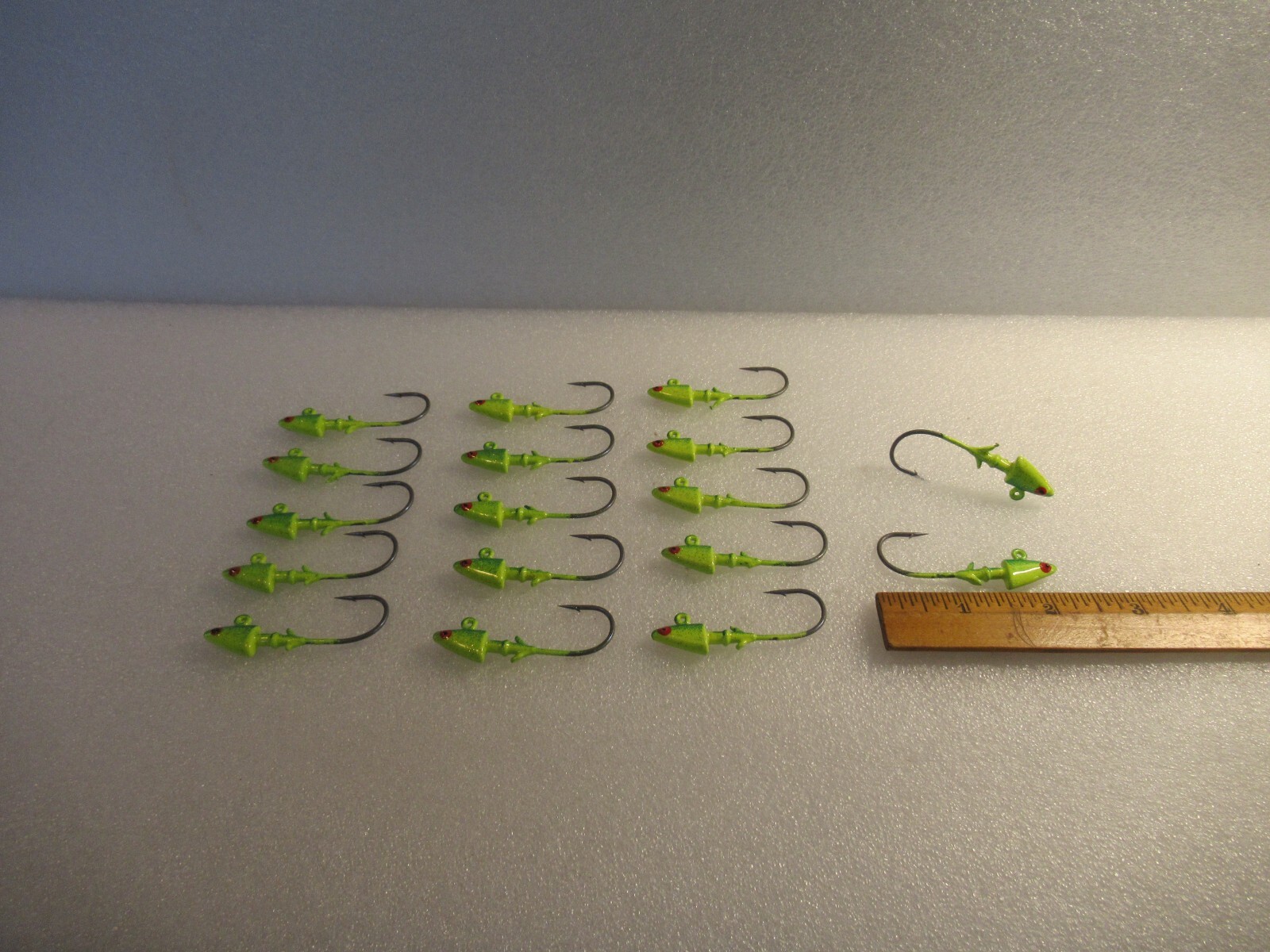 17 SHAD HEAD JIGS HEAVY WIRE HOOK SUPER SHARP 1/4 OZ CHART / GREEN JIG SALTWATER