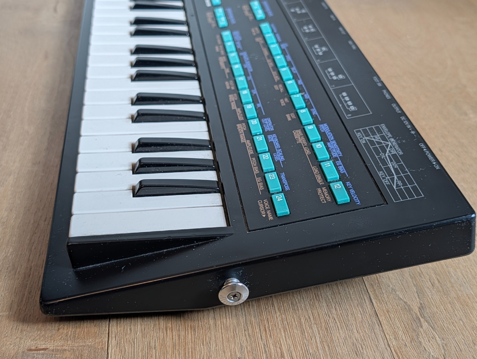 Yamaha DX100 Digital Programmable Algorithm Vintage Synthesizer Keyboard 49-Key