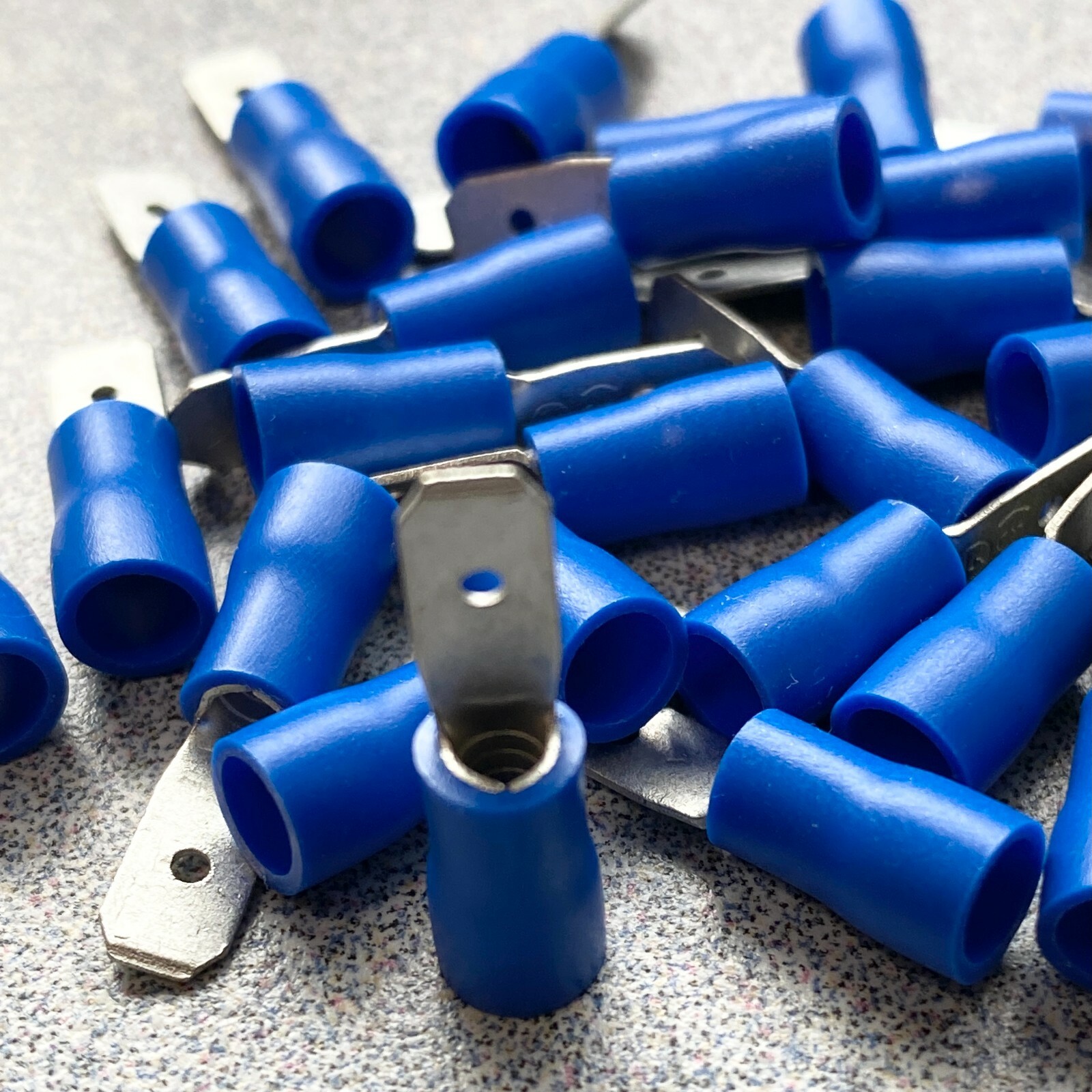 100 Pack 16-14 Gauge male Quick Disconnect Blue Vinyl Crimp Terminals .187" 5