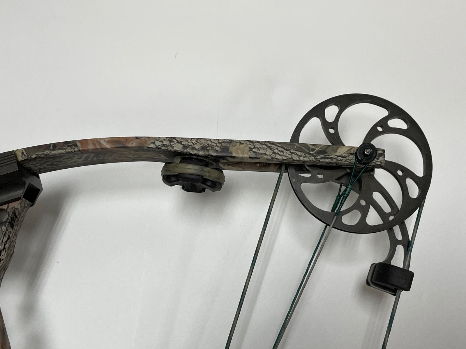 Matthews Switchback RH Compound Bow w/ Spot Hogg Sight - 70#, 35.5" Cable Length