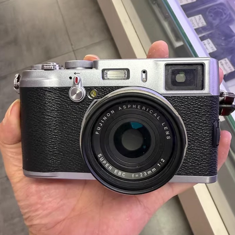 Fujifilm X100 12.3MP APS-C CMOS EXR 4x Optical Zoom Digital Camera -90%NEW