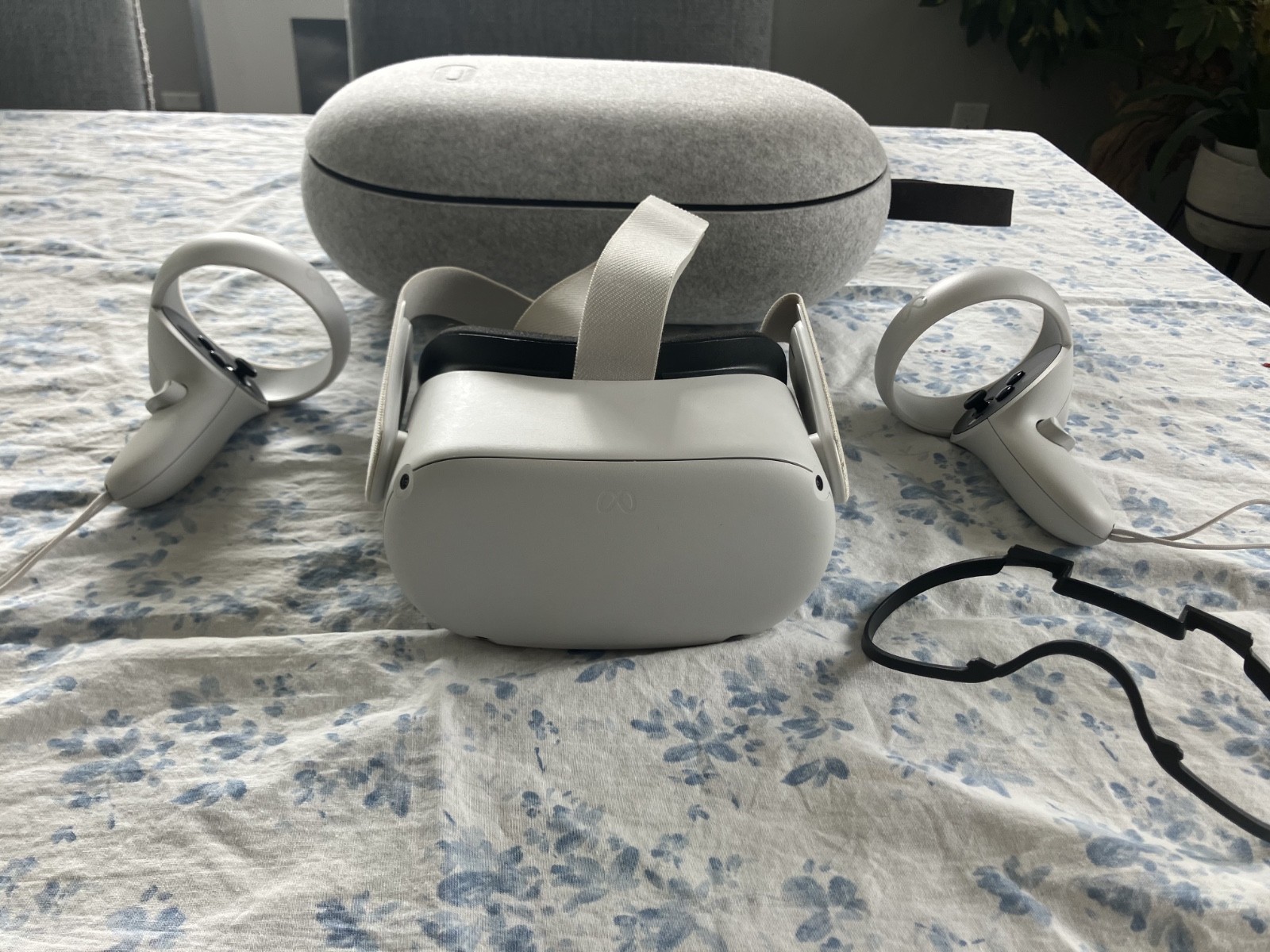 Oculus Quest 2 256GB All-in-one VR Headset – White - EXCELLENT CONDITION-