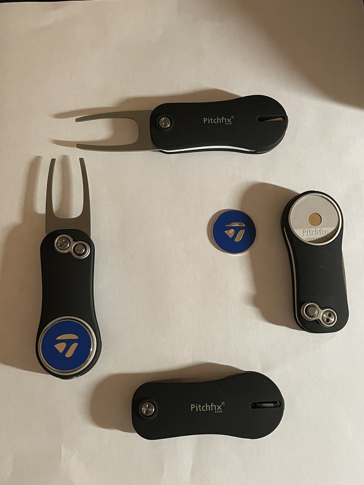 (1) Pitchfix Golf Switchblade Divot Tool Hybrid 2.0 W/TaylorMade 1" Golf Marker