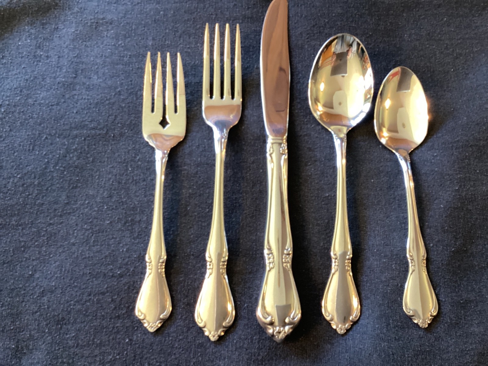 ONEIDA Oneidacraft Deluxe CHATEAU Stainless Flatware 5 PC Place Setting.