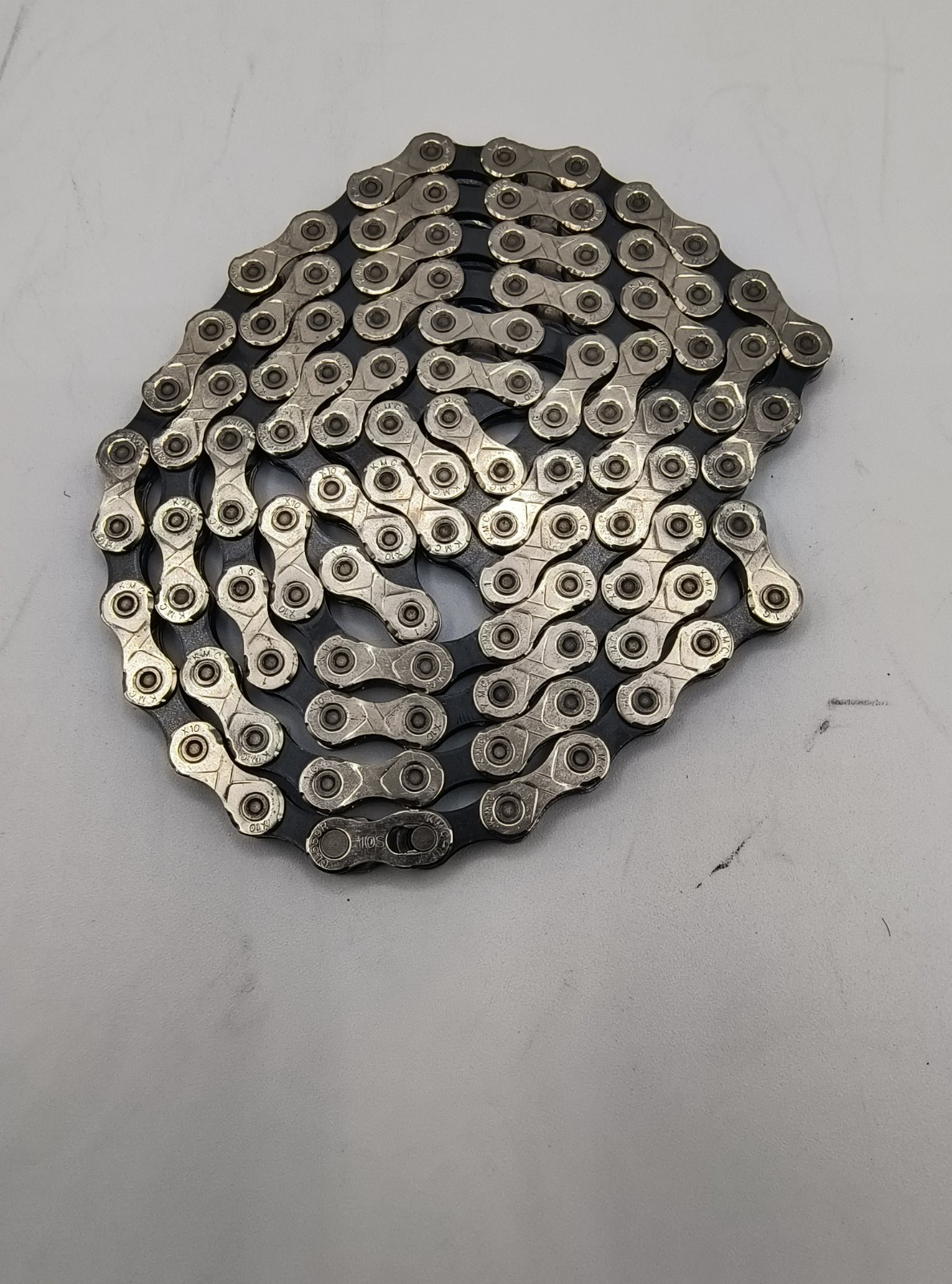 KMC X10  10 Speed Bicycle Bike Cycling Chain 106 Links Very Low Miles
