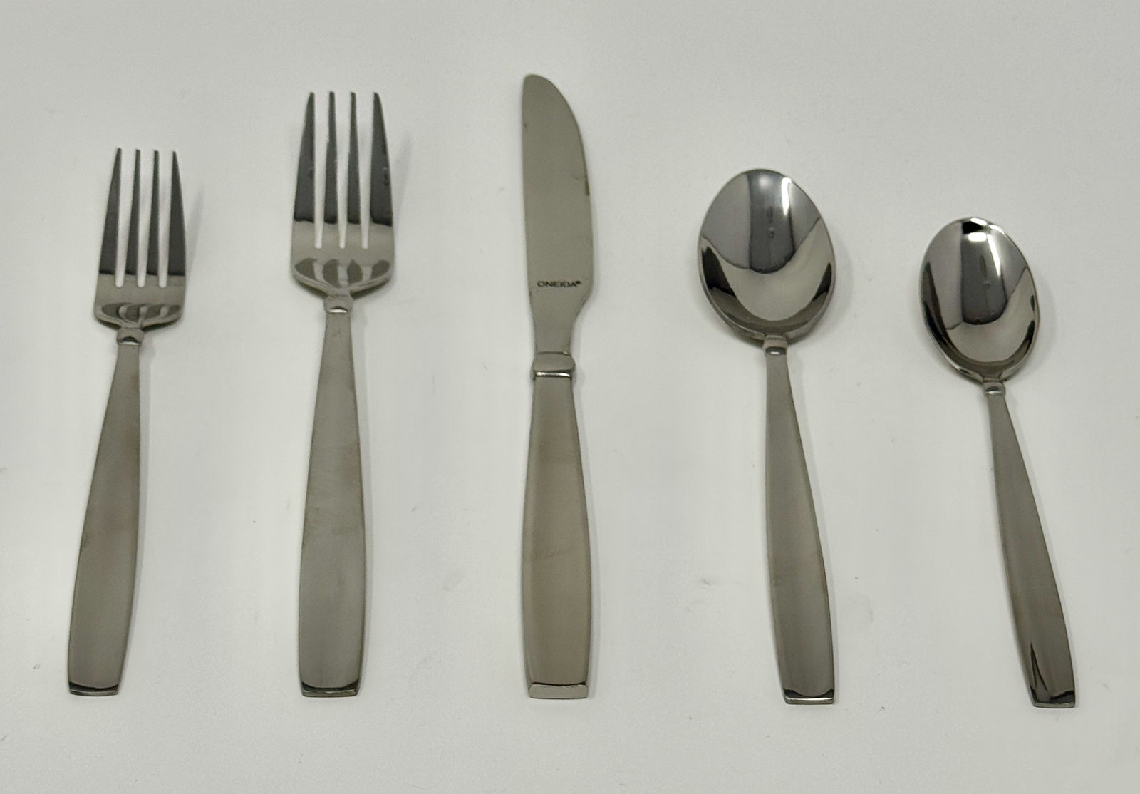 Oneida Evermore 20 Piece Service for 4 Stainless Flatware Set