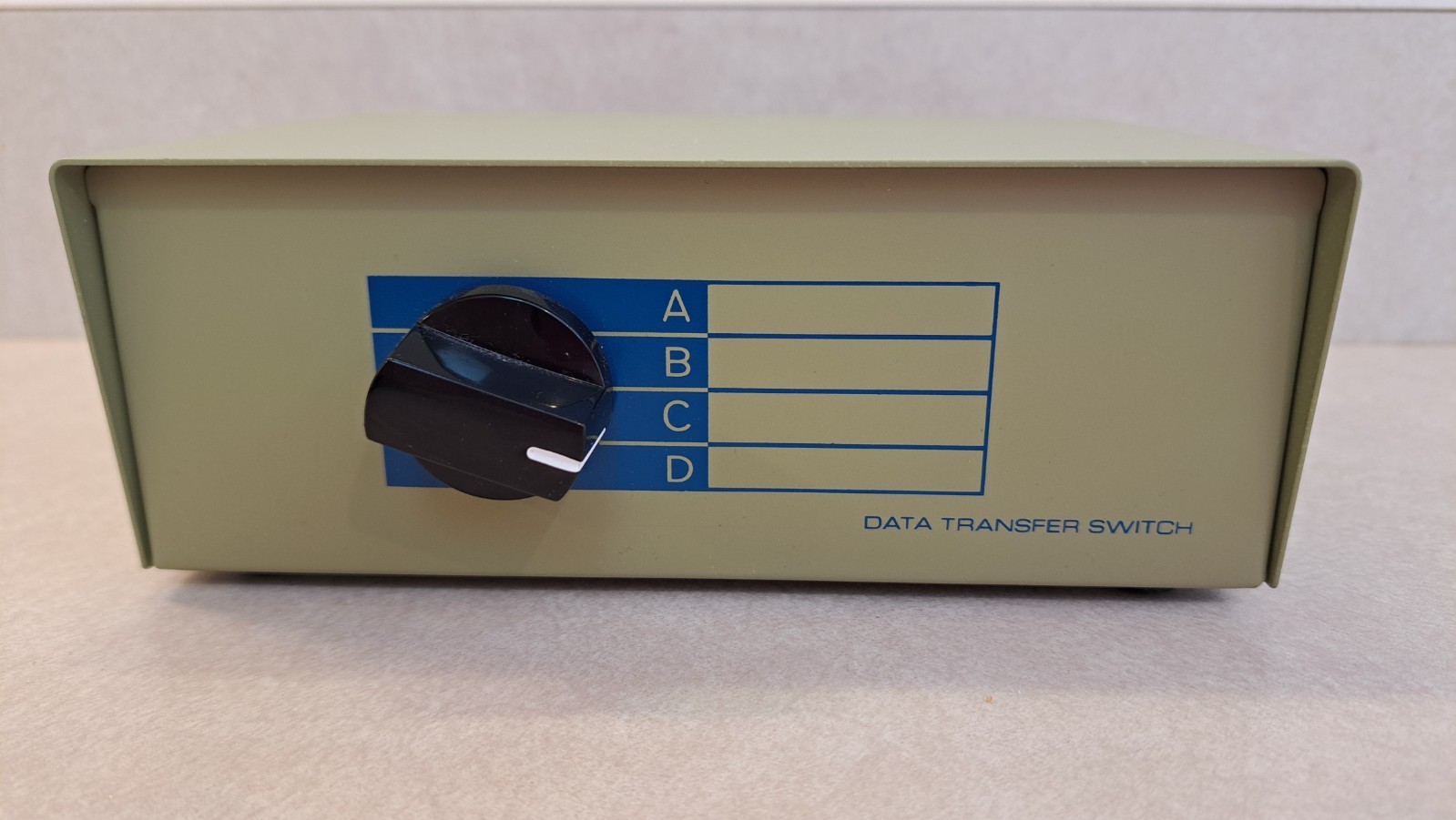 RJ45Y Data Transfer Switch - 4 Ports - Excellent Condition