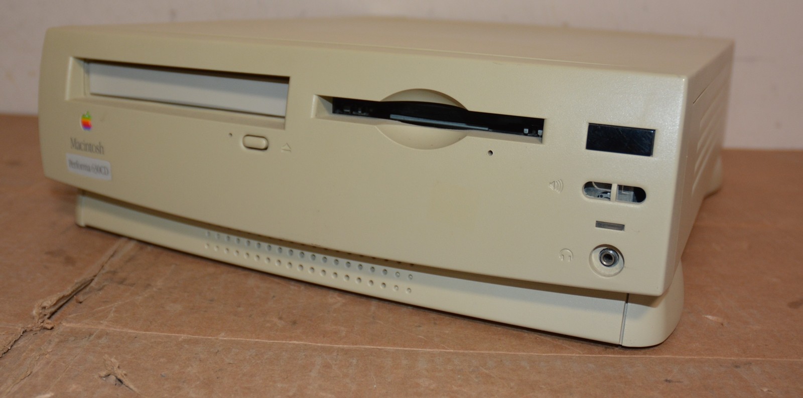 MacIntosh Performa 630CD Working Vintage Computer Apple OS 8 No Accessories