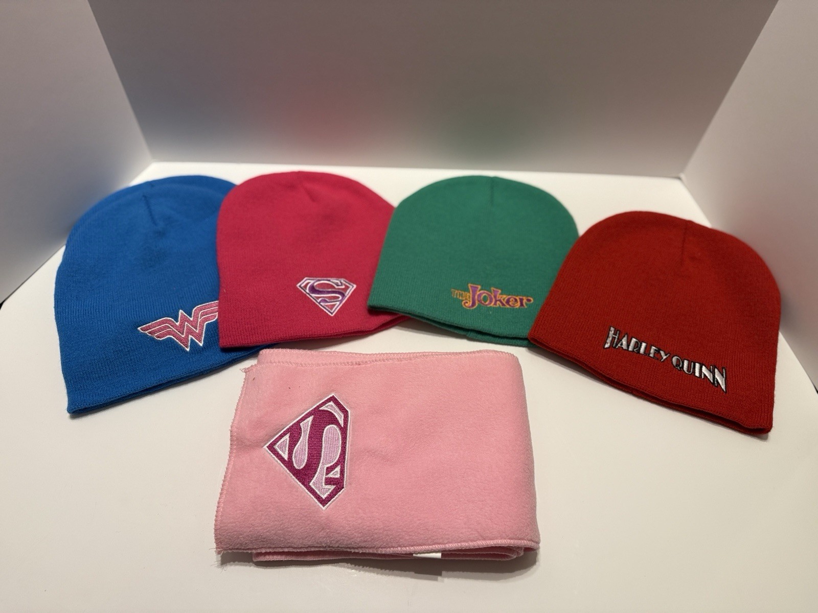 Six Flags Prizes DC Comics 5 Stocking Caps And 1 Scarf Supergirl Harley Quinn