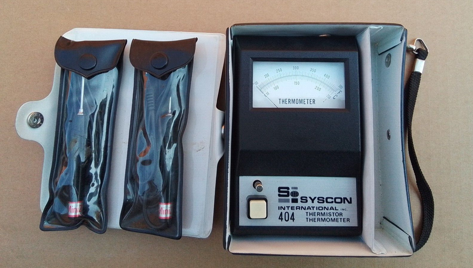 Syscon International Model 404 Thermistor Thermometer Case &Test Leads Vtg