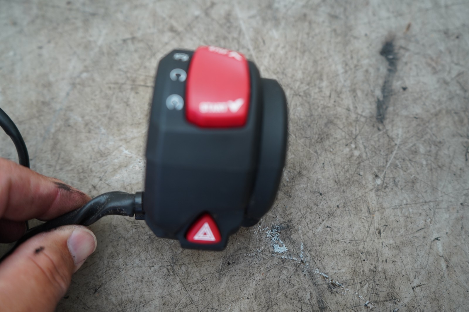 17 SUZUKI GSXR 1000 RIGHT HANDLEBAR CONTROL RUN START SWITCH E-1928