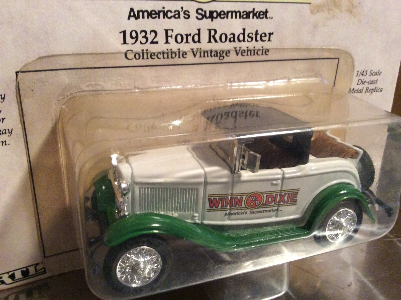 Ertl 1:43 1932 ford winn dixie  ford roadster  NIP vintage 1988