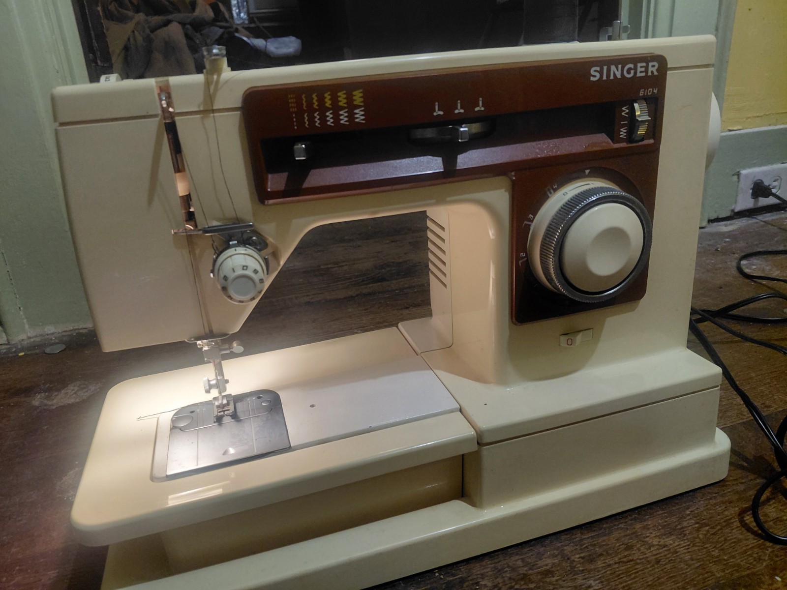 vintage Singer 6104 Sewing Machine Tested Works Well with extras