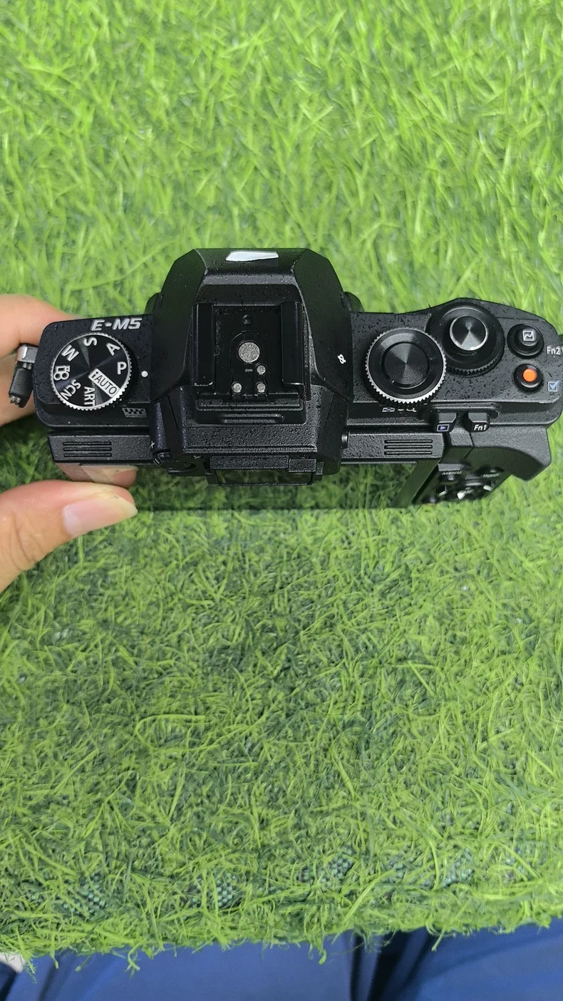 Olympus OM-D E-M5 16.1MP Mirrorless Digital Camera Body only Touchscreen - Black