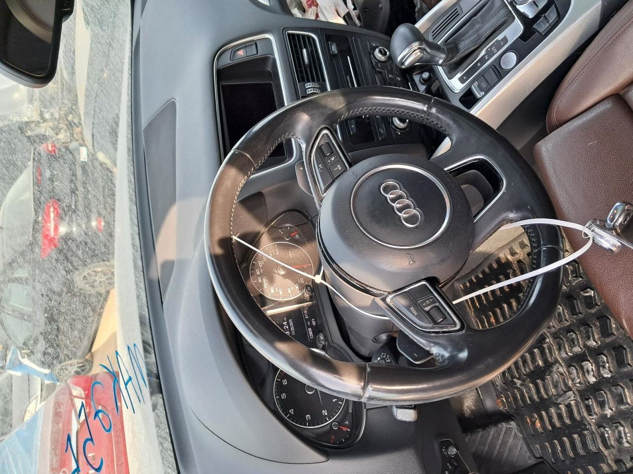 Q5 2013 Glove Box 4874559