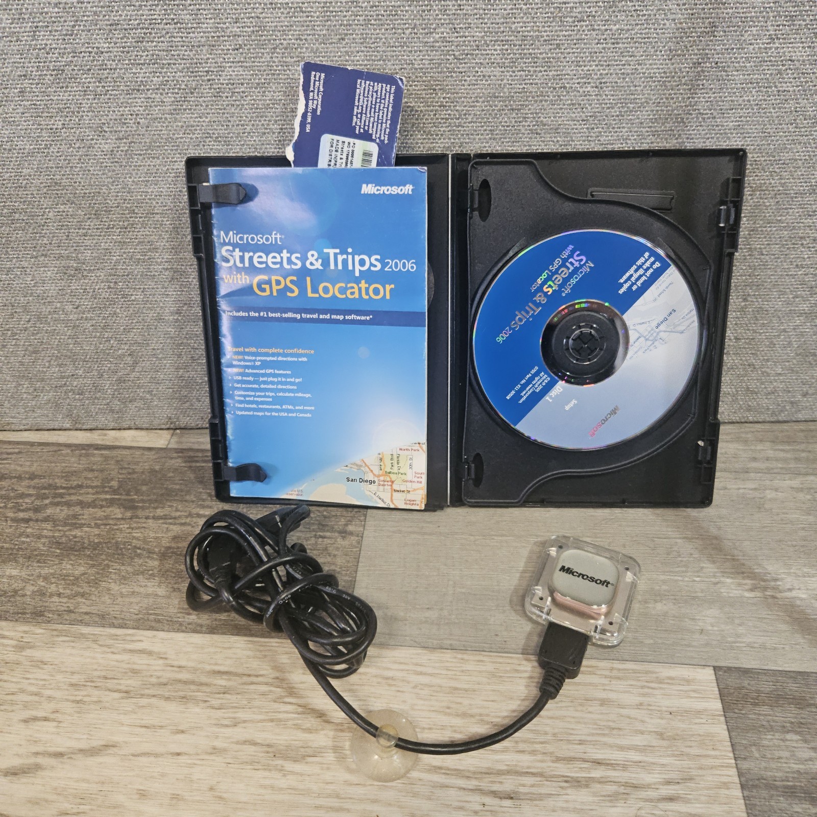 Microsoft Streets & Trips 2006 with GPS locator USB device - 2 CD in case + COA