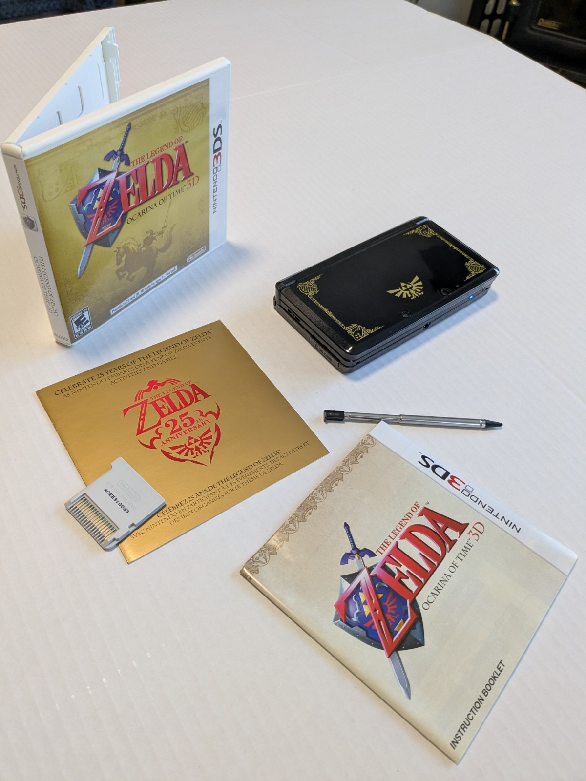 Original legend of Zelda ocarina of time 3DS system, game card W/ Case