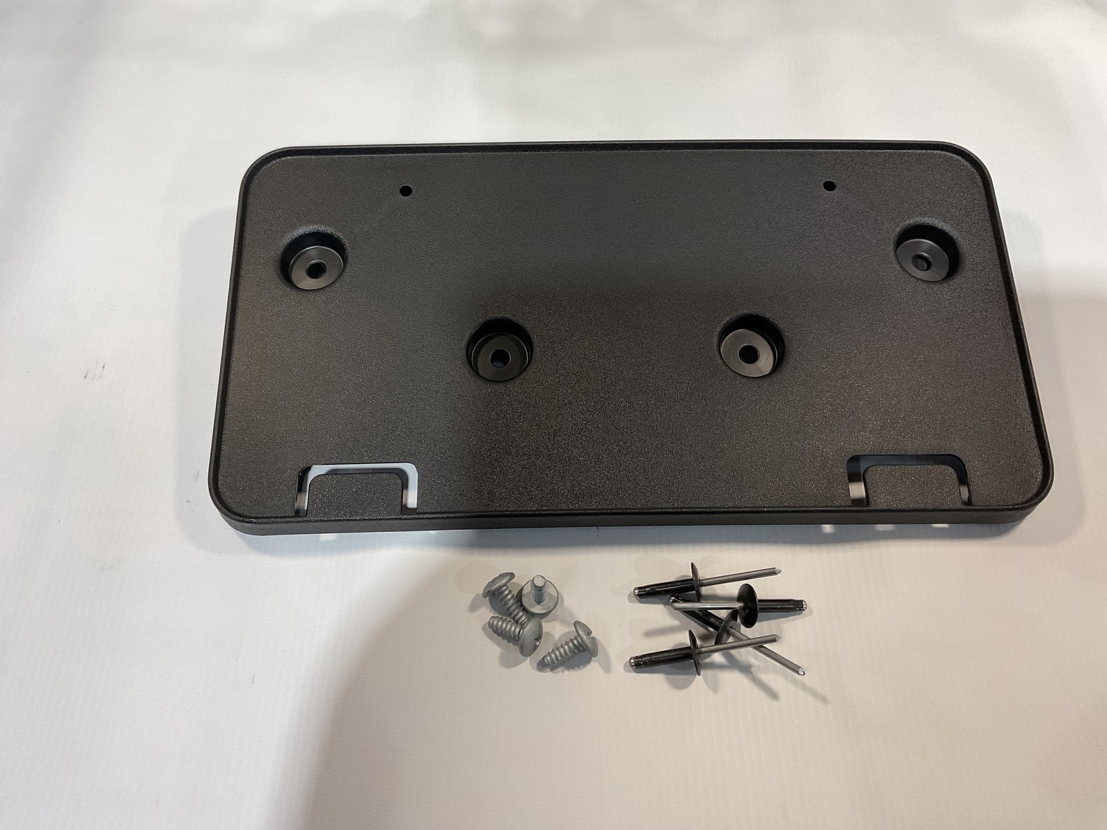 2025-2026 GMC YUKON FRONT BUMPER LICENSE PLATE HOLDER NEW GM #  85115877
