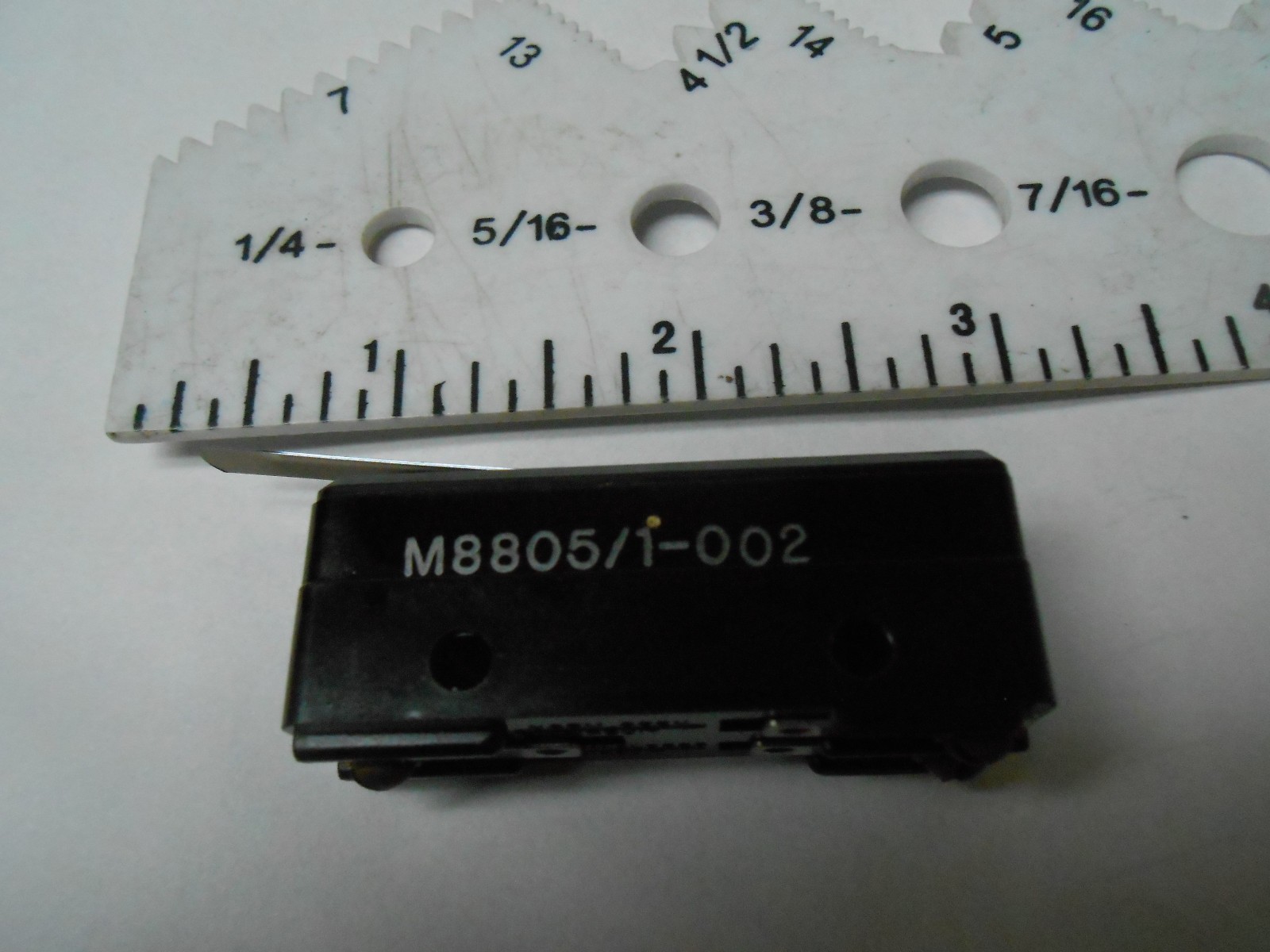 M8805/1-002 B2-2RL04 MICROSWITCH NEW OLD STOCK