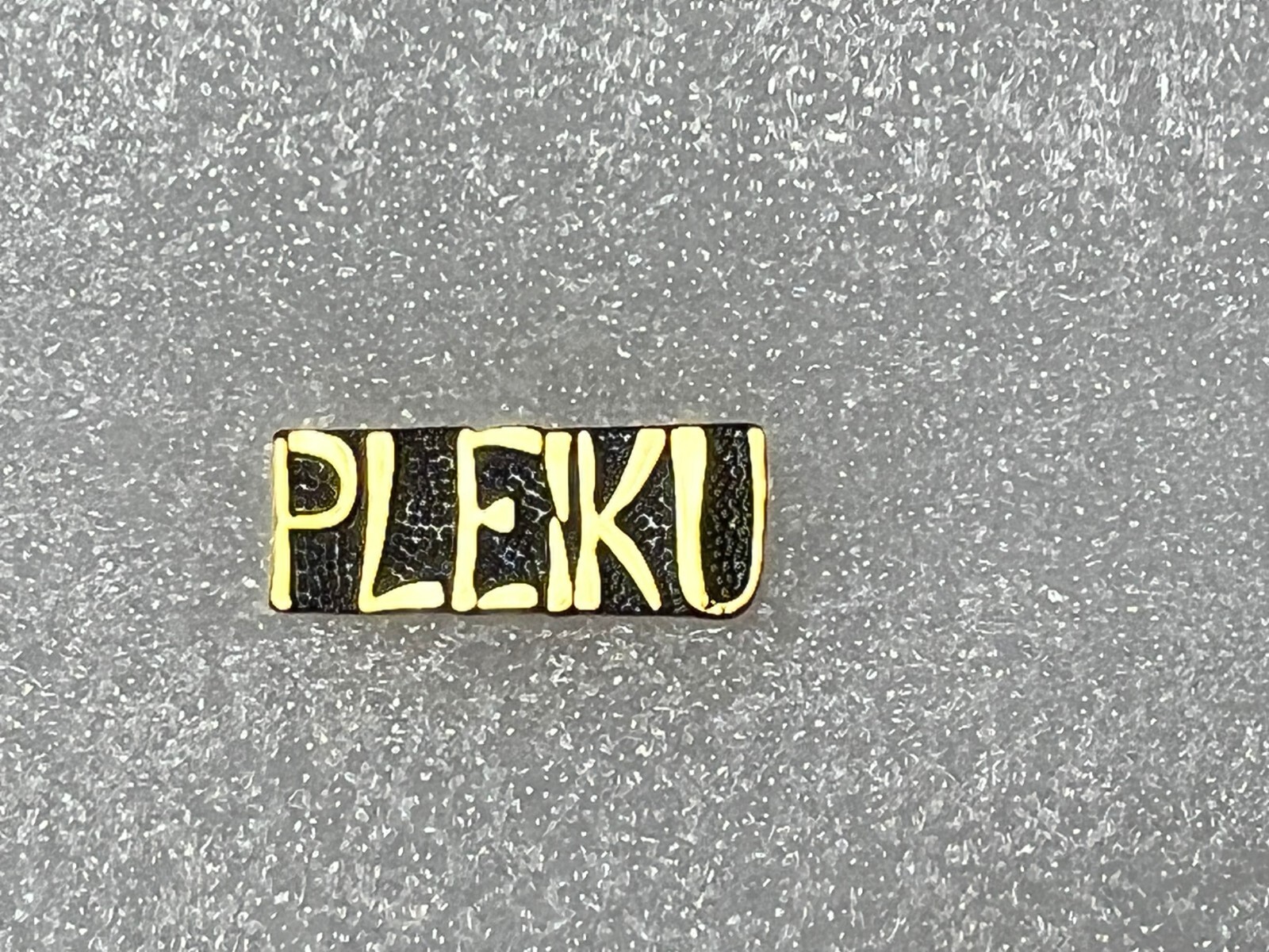 US MILITARY VIETNAM PLEIKU TEXT HAT PIN MEASURES 1 AND 1/8TH