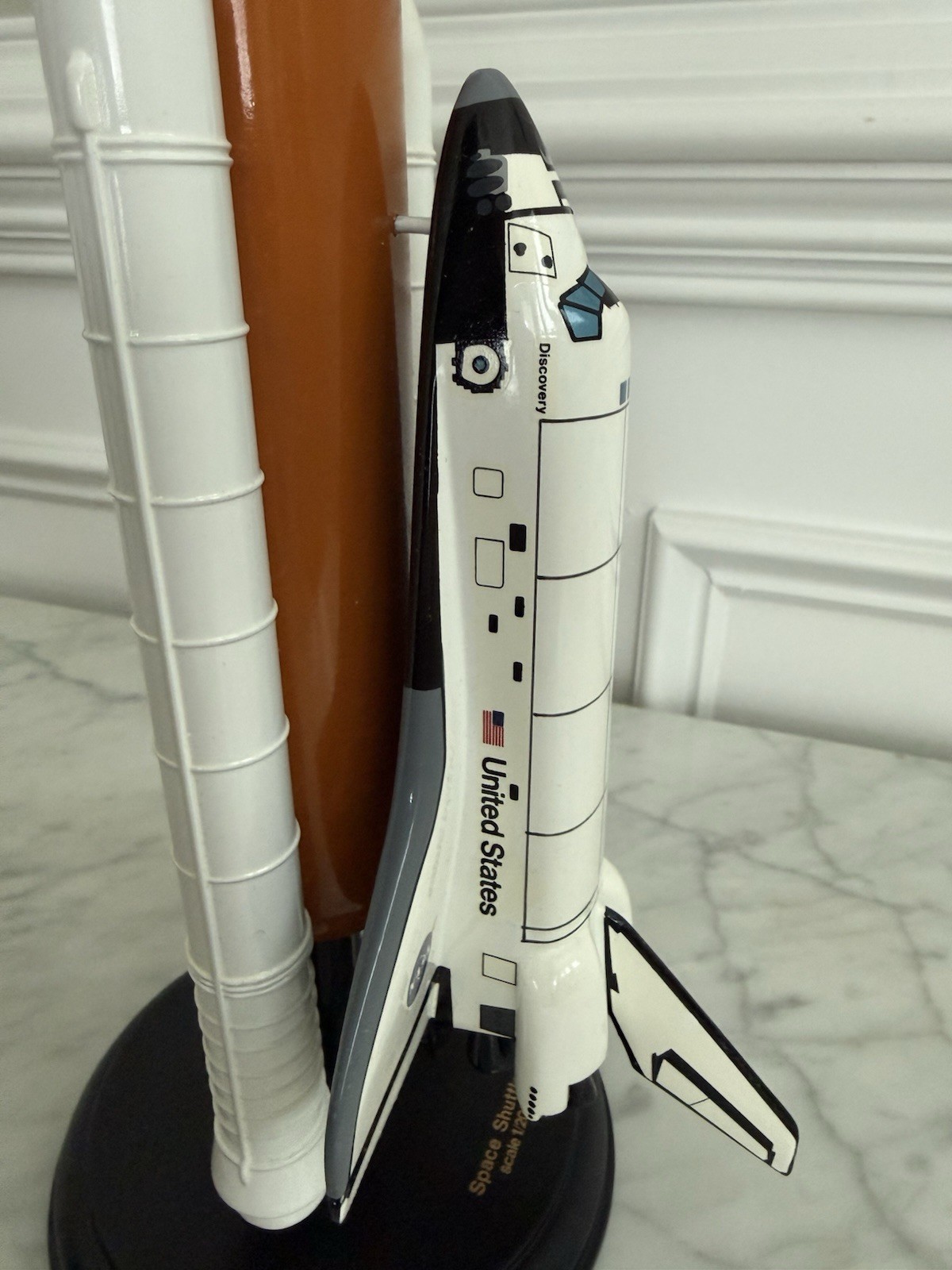 NASA Space Shuttle Discovery Desk Top Display Model Scale 1:200 Boeing Statue