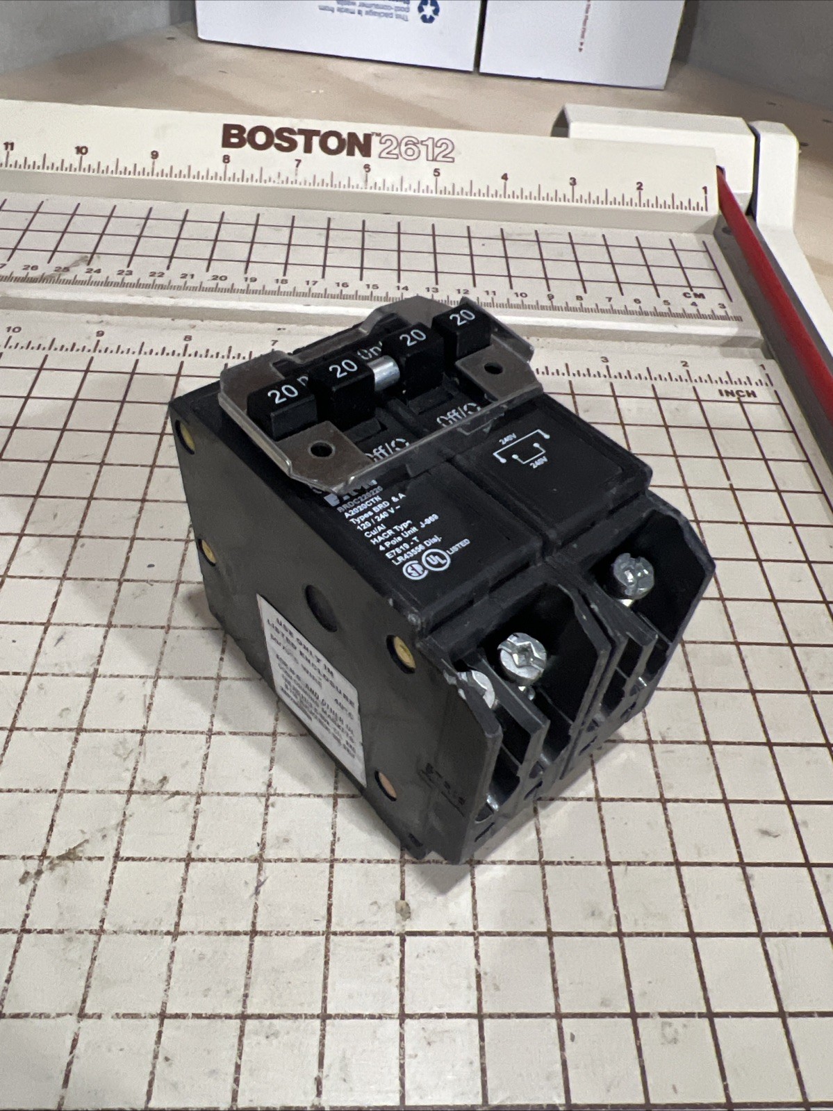 EATON BRDC220220  20AMP/20AMP 2P/2P 120-240V CIRCUIT BREAKER NEW