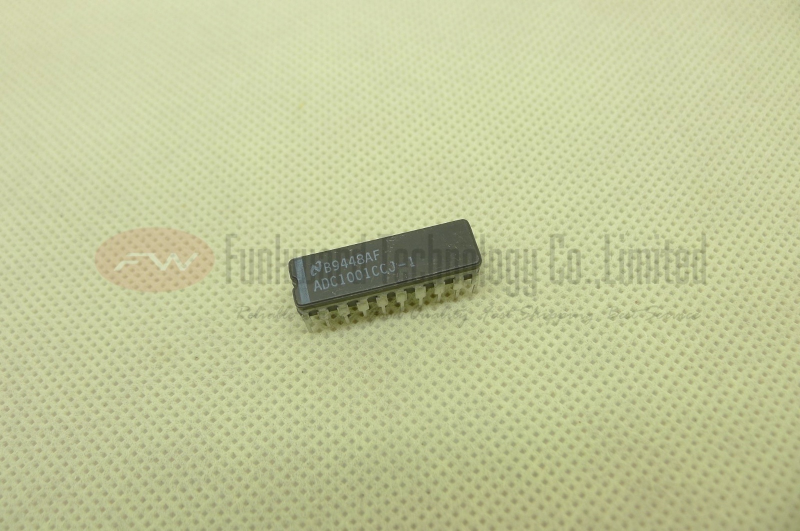 NSC ADC1001CCJ-1 10-BIT P Compatible A/D Converter CDIP20 X 1PC