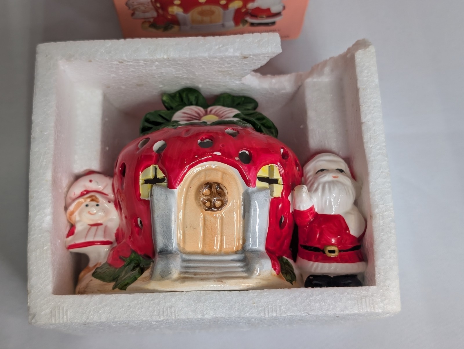 Vintage Santa Visits Strawberry Shortcake Lighted Ceramic House 1980 Read