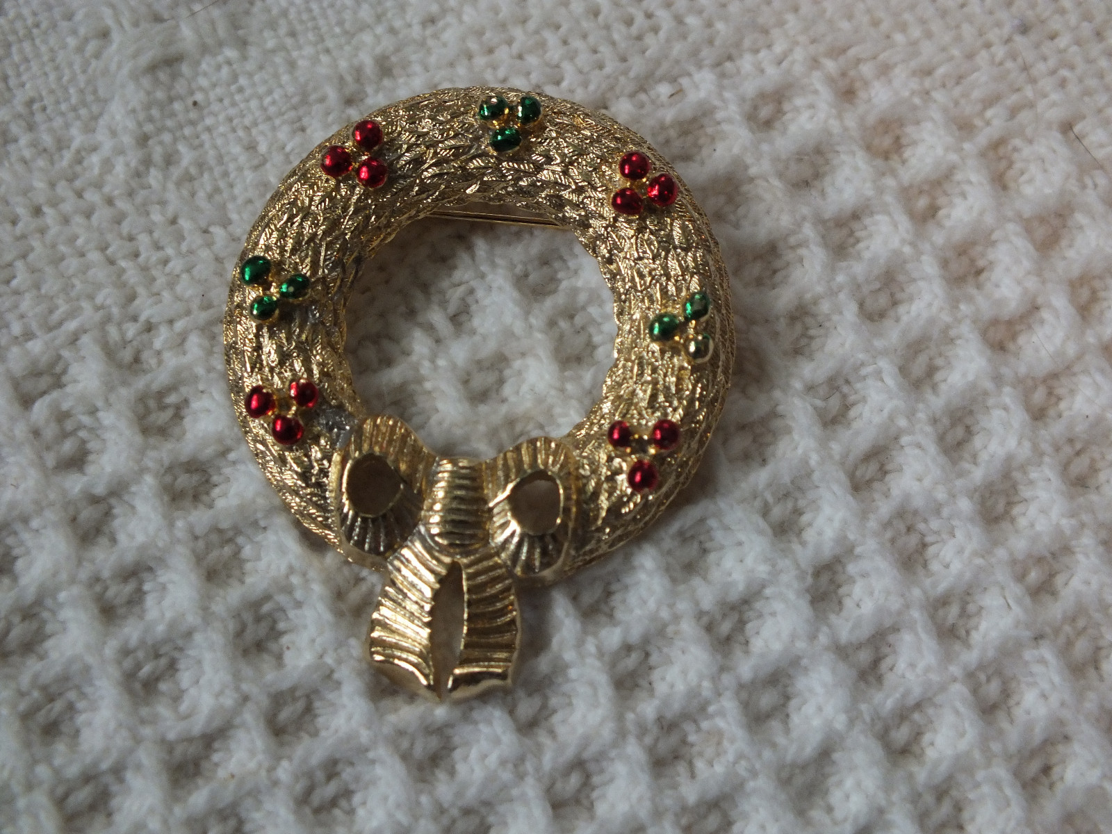Beautiful Christmas Brooch Pin Gold Textured Wreath Signed Gerrys NICE