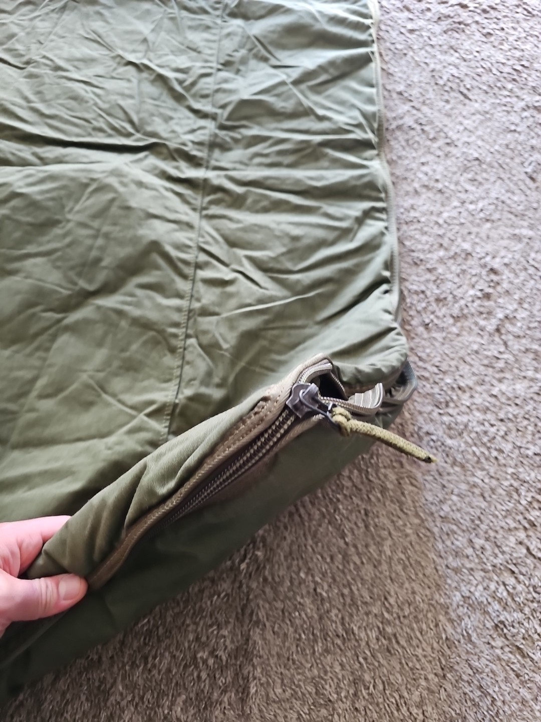US Military Extreme Cold Weather Sleeping Bag With Padded Hood Army OD Green