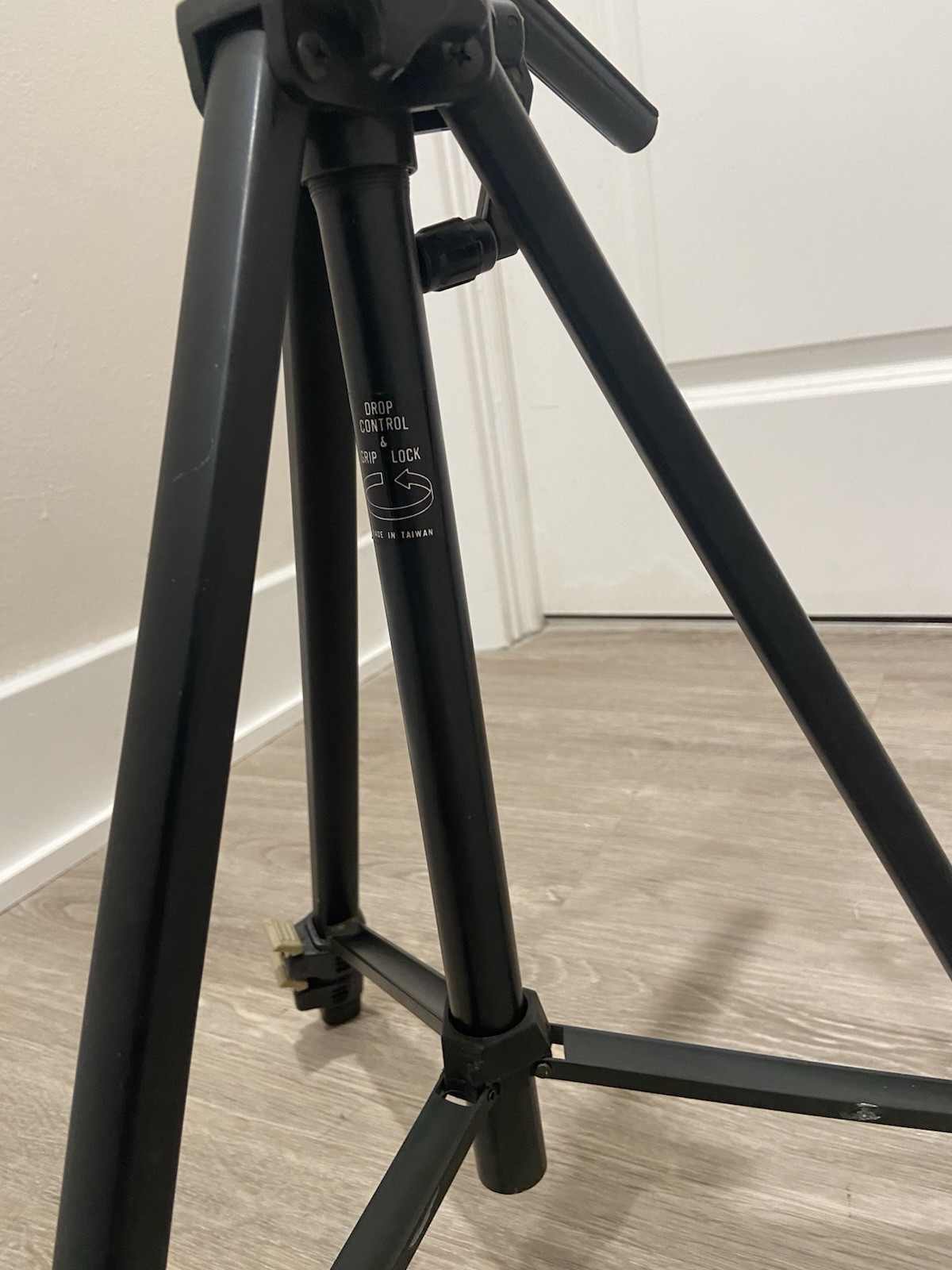 Coast Tripod with Extendable Legs Adjustable Height Portable Tripod Black