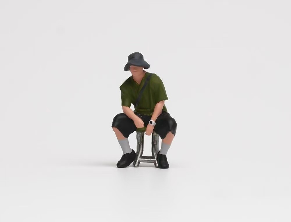 1:64 Painted Figure Model Miniature Resin Diorama Sand Sitting Cool Hat Man Boy