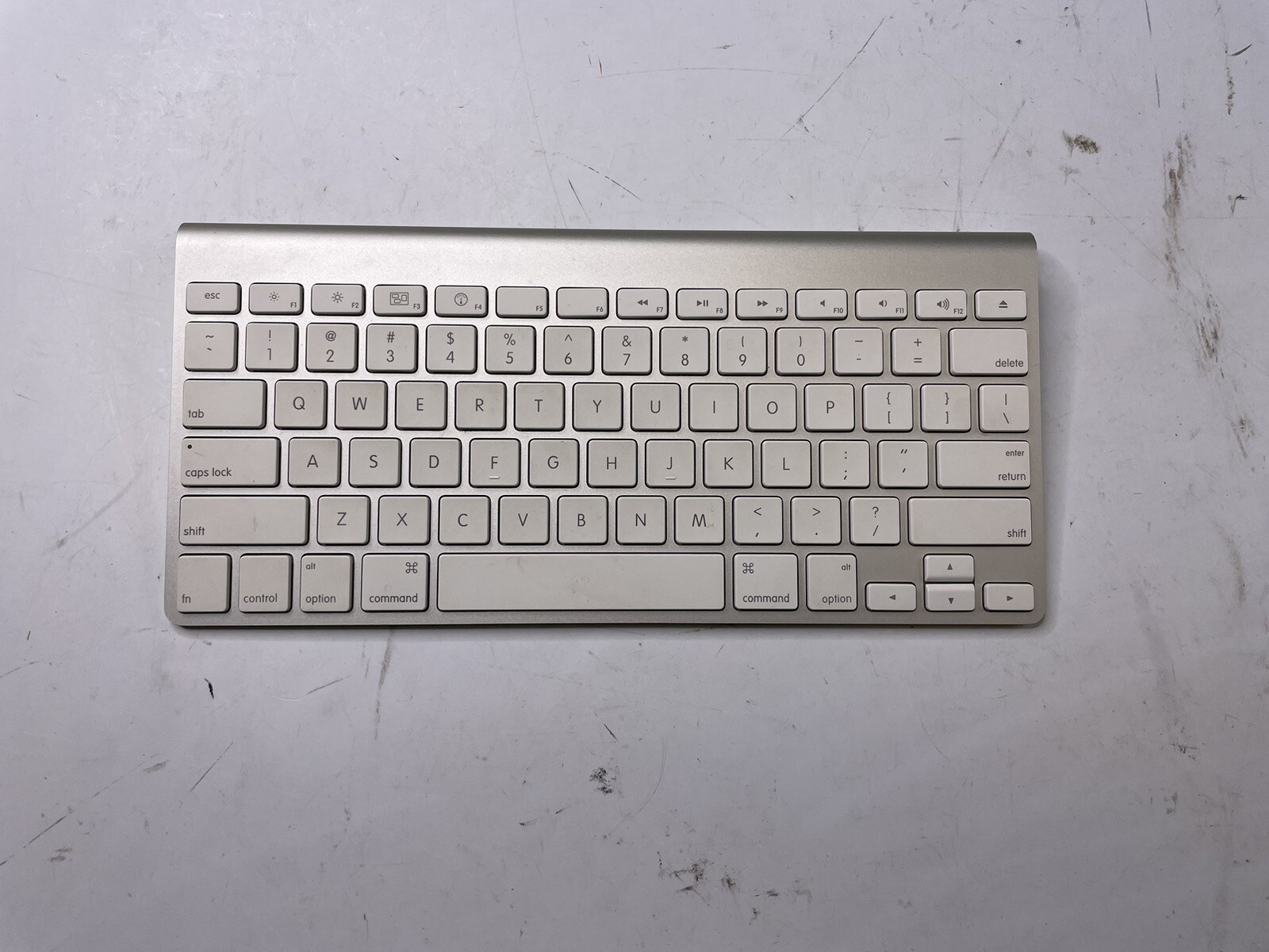 Apple A1314 Wireless Keyboard MC184LL/A  White Keys Aluminum Metal Base 2 AA