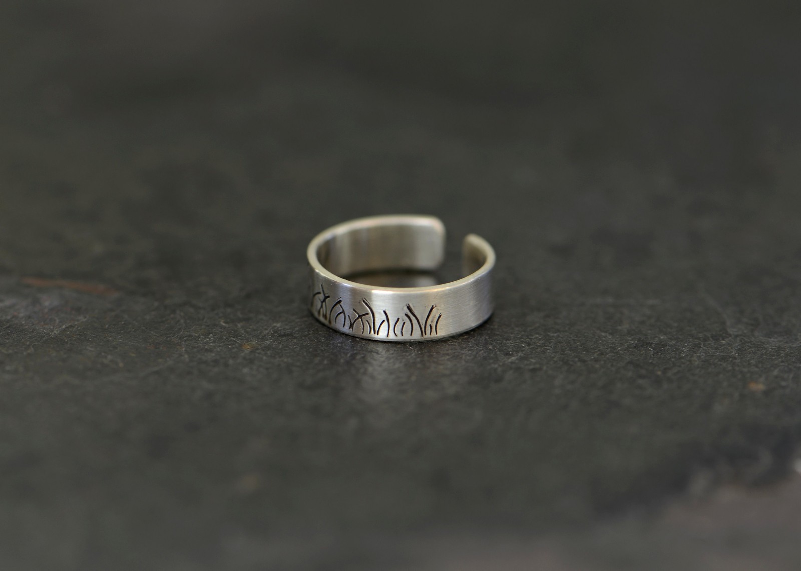 Sterling silver toe ring with a grass pattern - 4mm wide