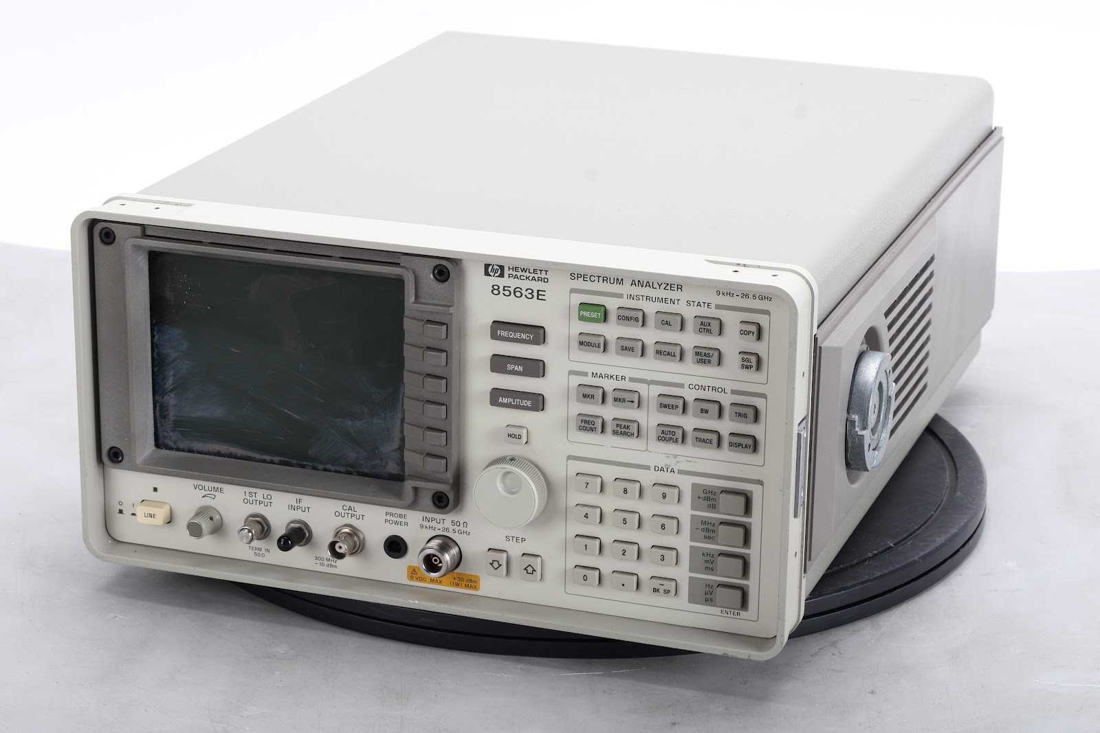 HP 8563E 9 kHz to 26.5 GHz Portable Spectrum Analyzer With Option 001 - Fair