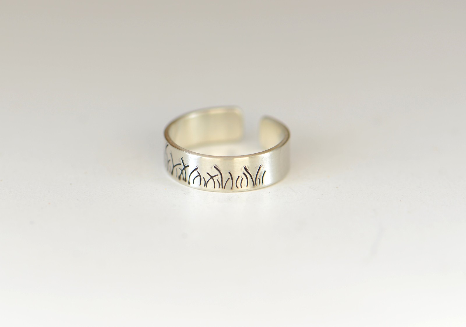 Sterling silver toe ring with a grass pattern - 4mm wide