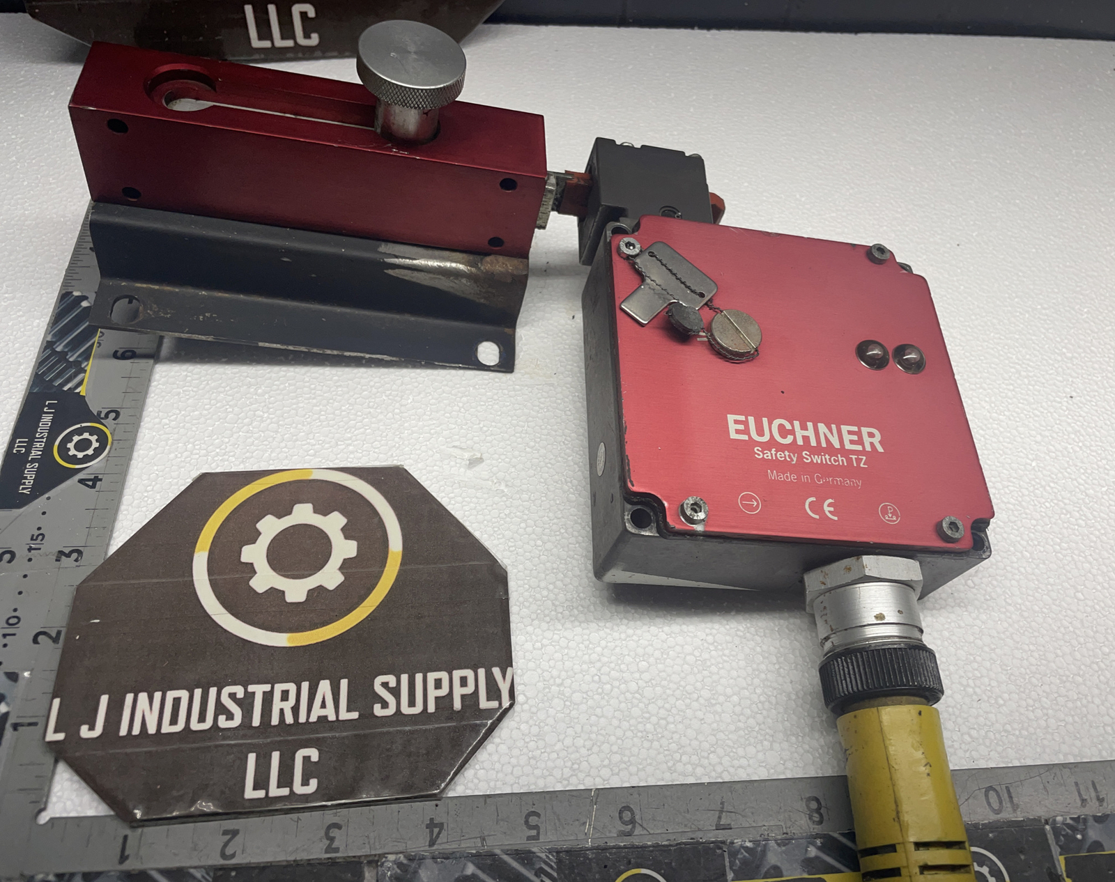 EUCHNER TZ1LE024BHA Safety Switch _MULTIPLE IN STOCK!_GOOD TAKE-OUTS_FAST SHIP!
